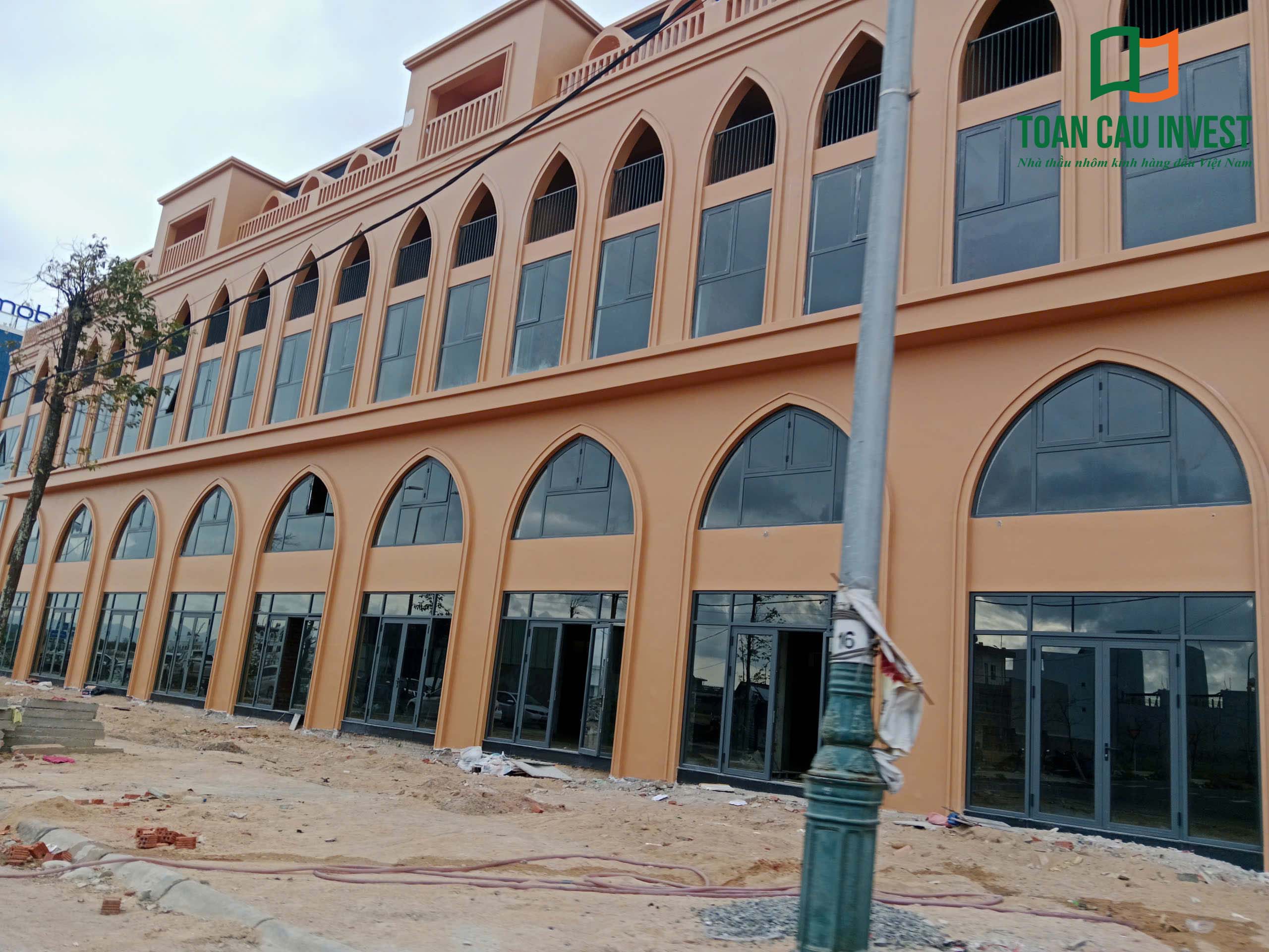 Hình ảnh nhôm kính thi công tại Lynn Times Riverside – góc nhìn từ dưới lên của hệ cửa nhôm kính đang hoàn thiện tại công trình.