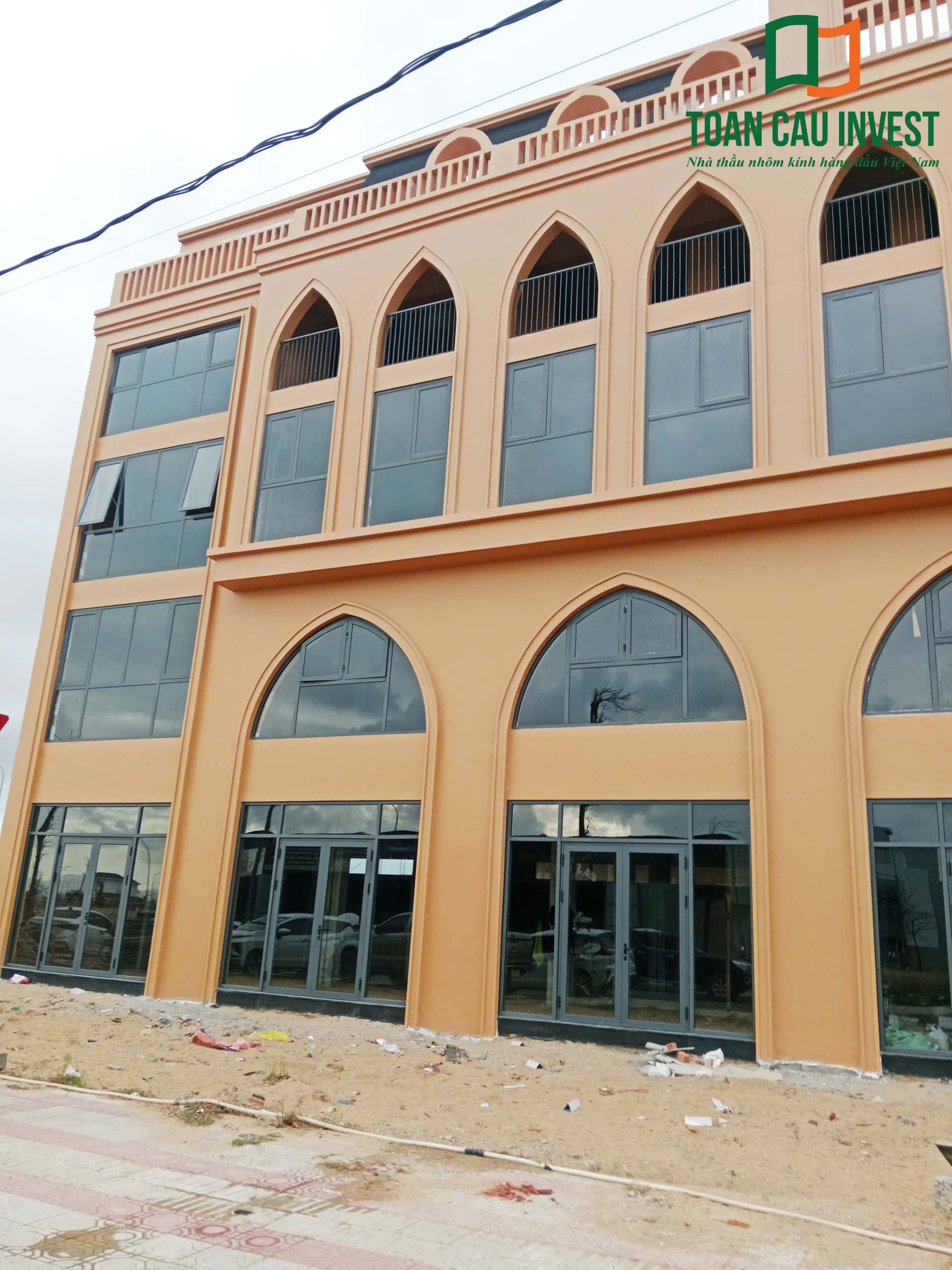 Hình ảnh nhôm kính thi công tại Lynn Times Riverside – hệ nhôm kính được lắp đặt đồng bộ trên toàn tuyến công trình thương mại.