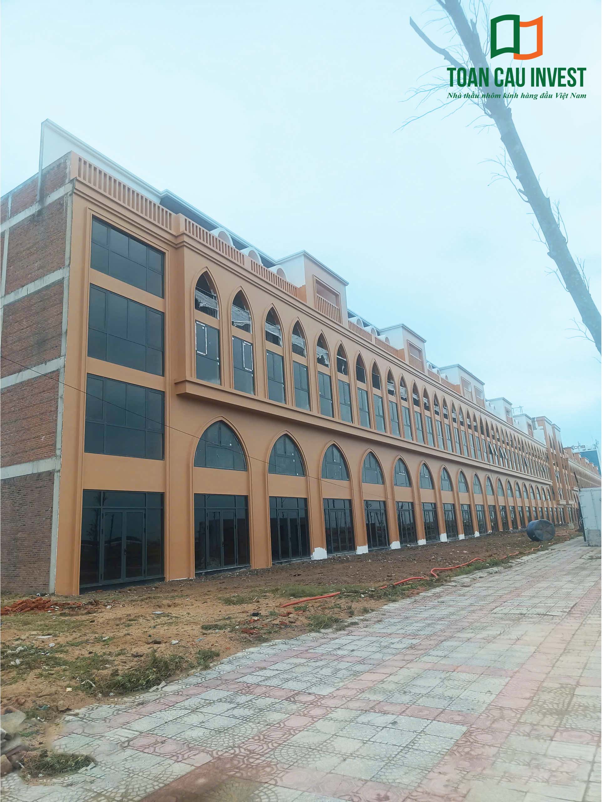 Hình ảnh nhôm kính thi công tại Lynn Times Riverside – góc nhìn toàn cảnh công trình với hệ cửa nhôm kính hoàn thiện mặt tiền.