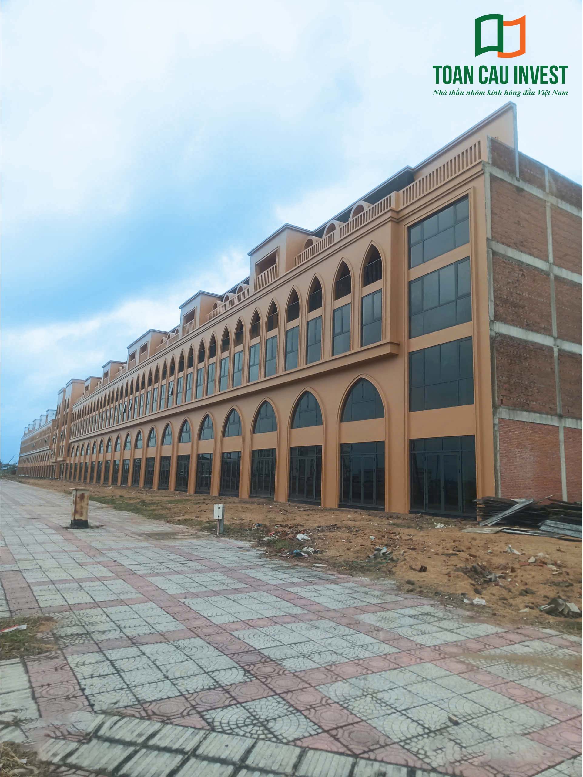 Thi công hệ cửa nhôm kính mặt tiền dãy shophouse kiến trúc vòm tại dự án do Toàn Cầu Invest thực hiện.