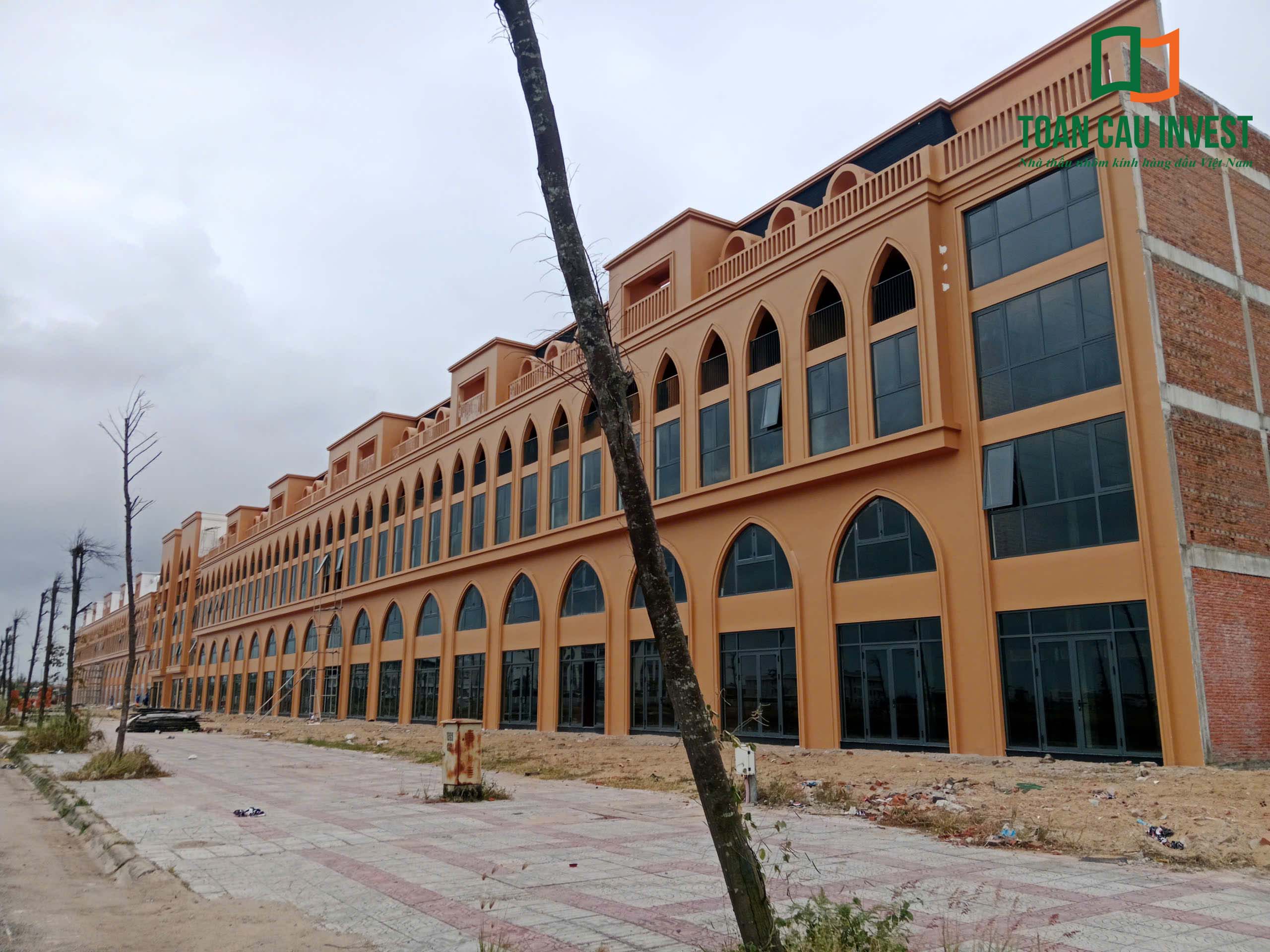 Hình ảnh nhôm kính thi công tại Lynn Times Riverside – hệ cửa nhôm kính được lắp đặt đồng bộ trên toàn bộ mặt tiền công trình thương mại.