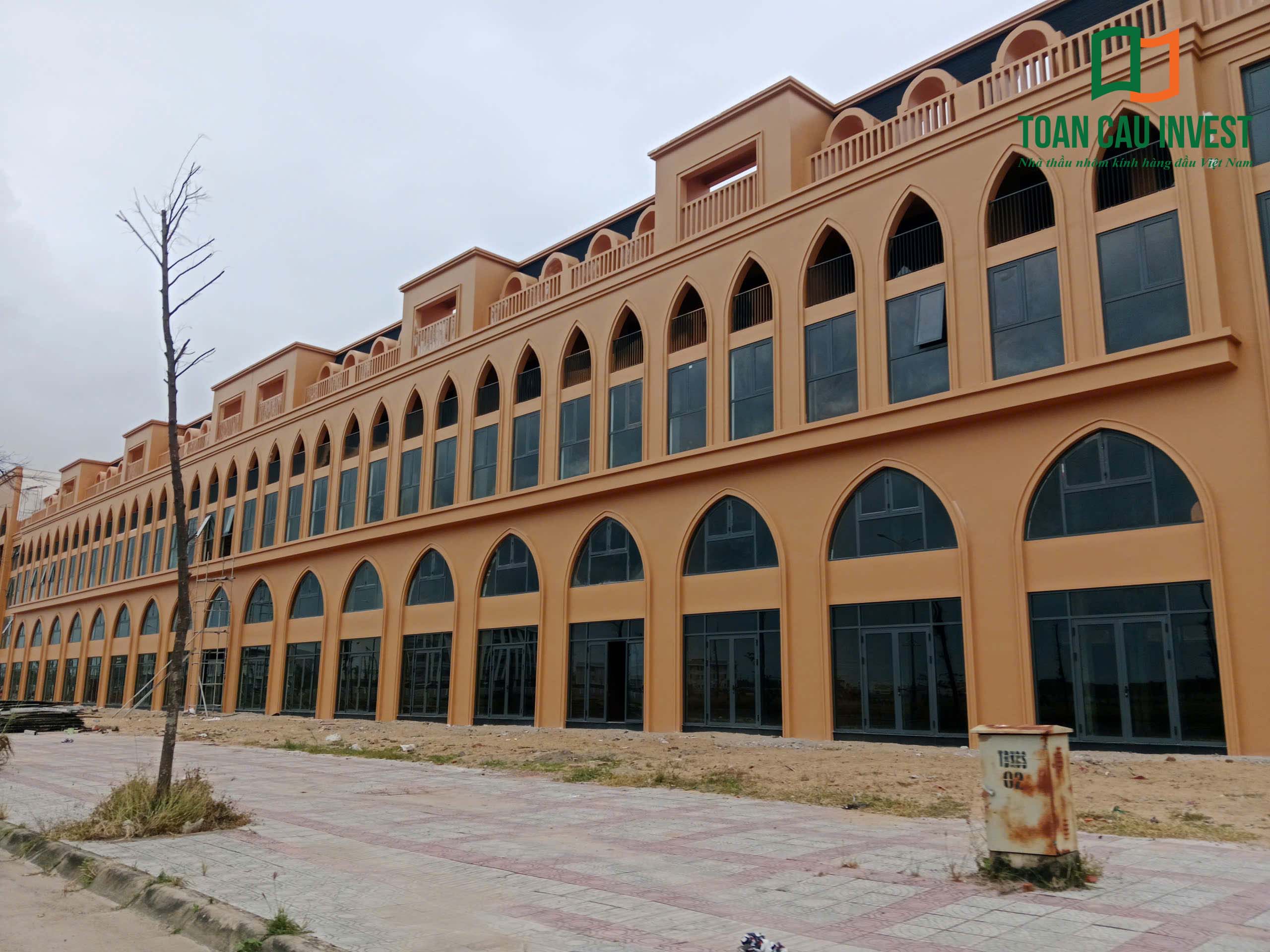 Hình ảnh nhôm kính thi công tại Lynn Times Riverside – góc nhìn cận cảnh mặt dựng nhôm kính kết hợp kiến trúc vòm đặc trưng của dự án.