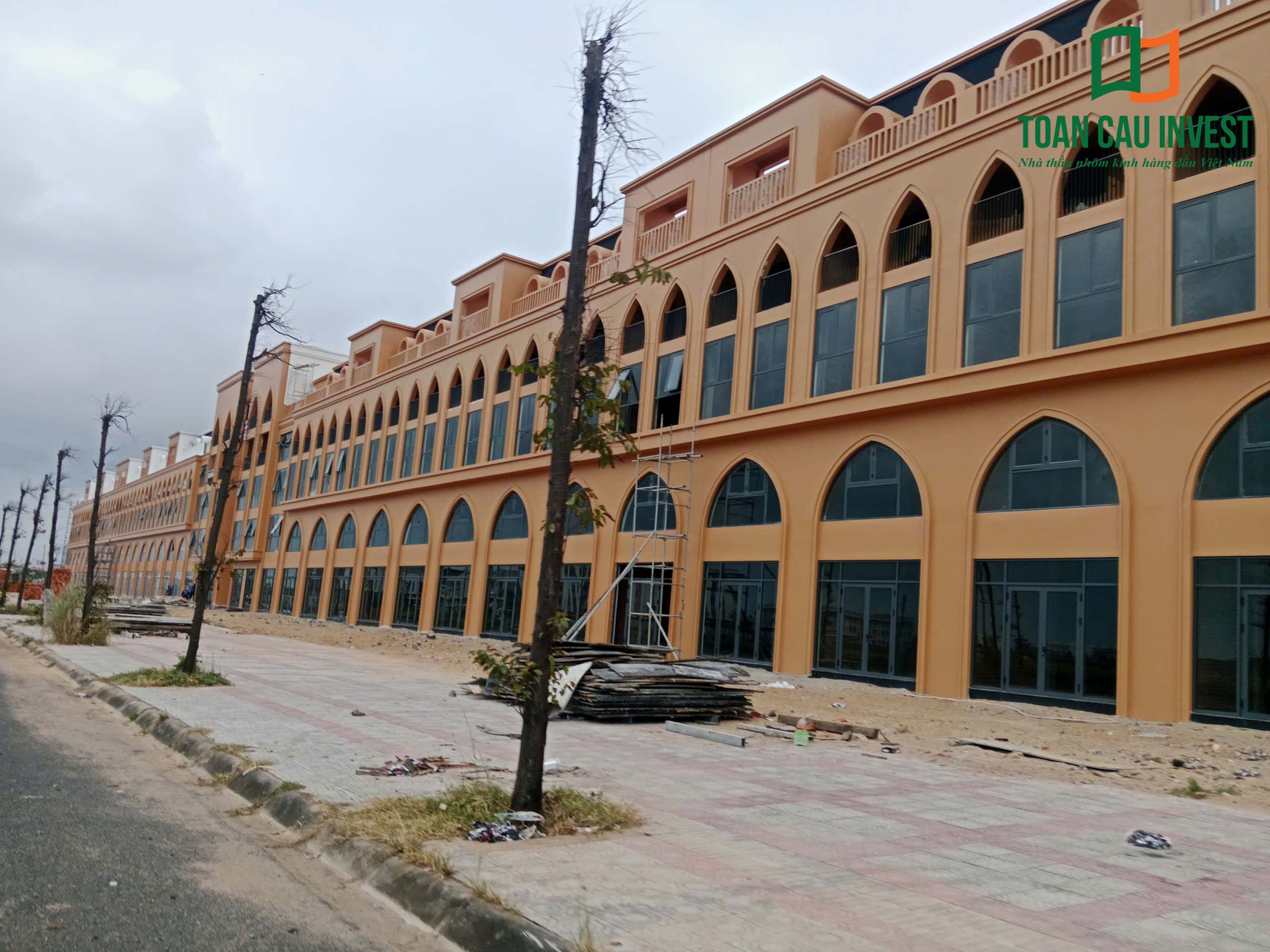 Hình ảnh nhôm kính thi công tại Lynn Times Riverside – hệ cửa nhôm kính khổ lớn tại tầng trệt phục vụ khu shophouse thương mại.
