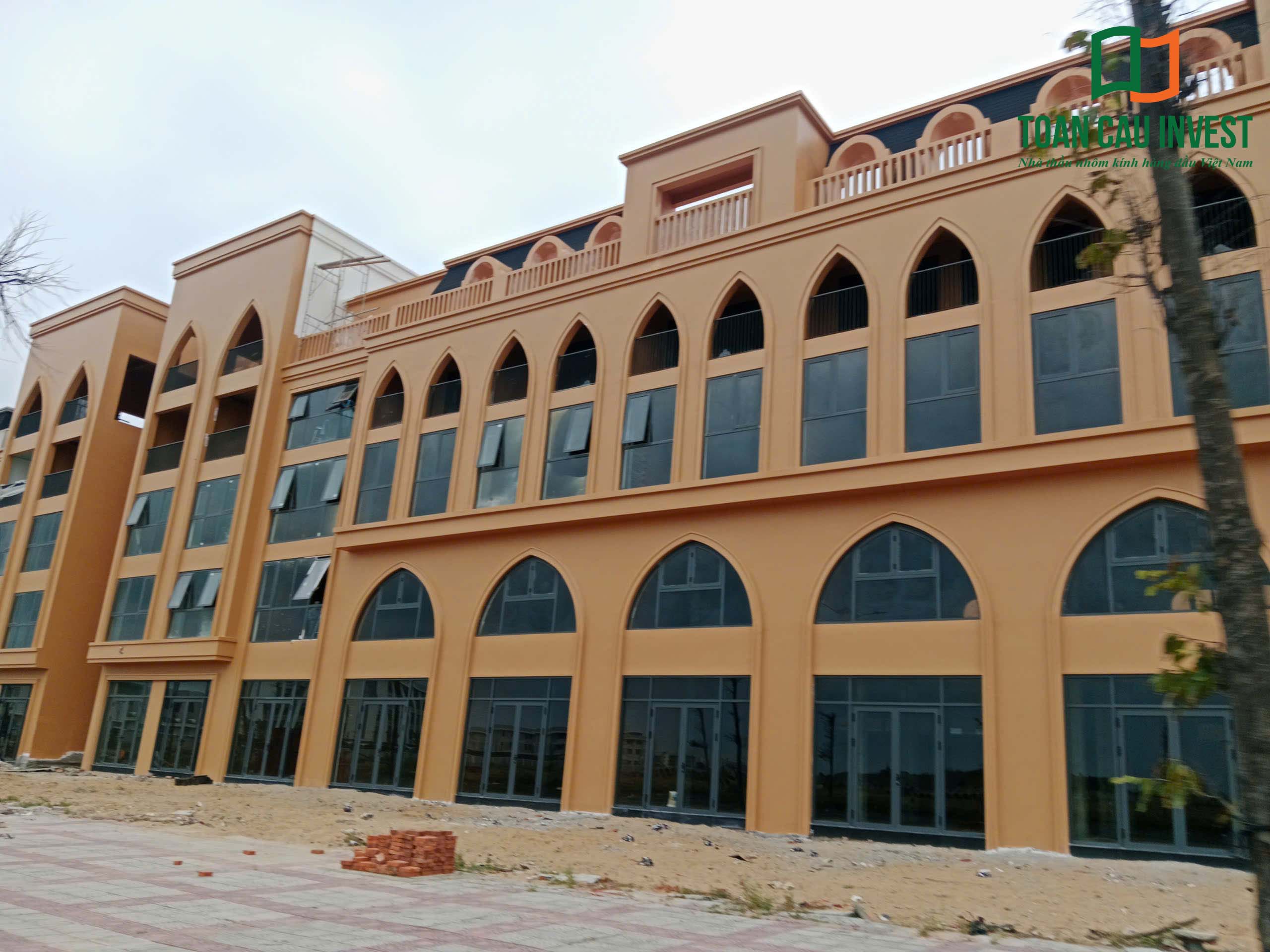 Hình ảnh nhôm kính thi công tại Lynn Times Riverside – quá trình hoàn thiện khung nhôm và lắp kính cho dãy công trình dài của dự án.