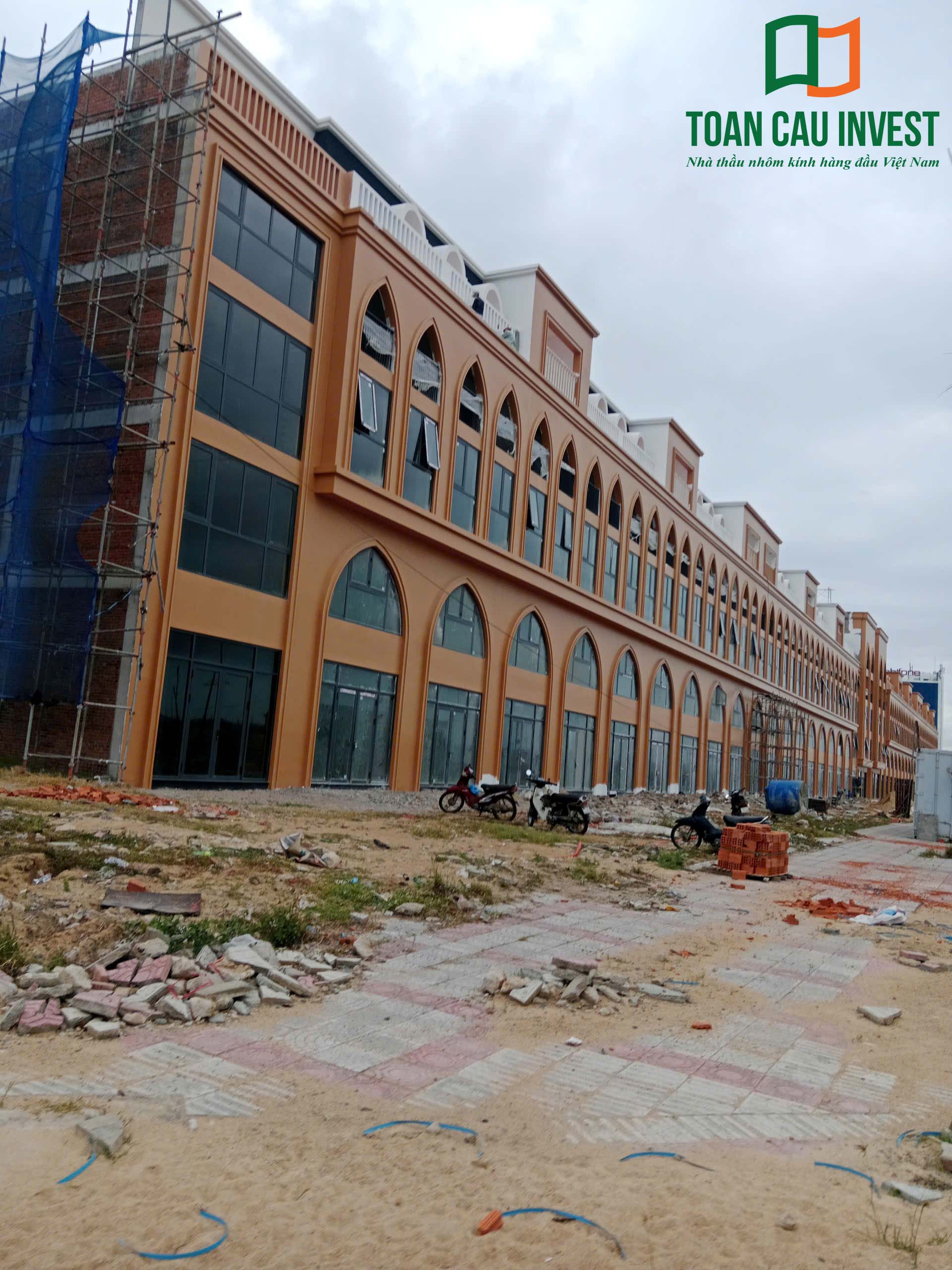 Hình ảnh nhôm kính thi công tại Lynn Times Riverside – góc nhìn tổng thể công trình với hệ mặt dựng nhôm kính đồng bộ.