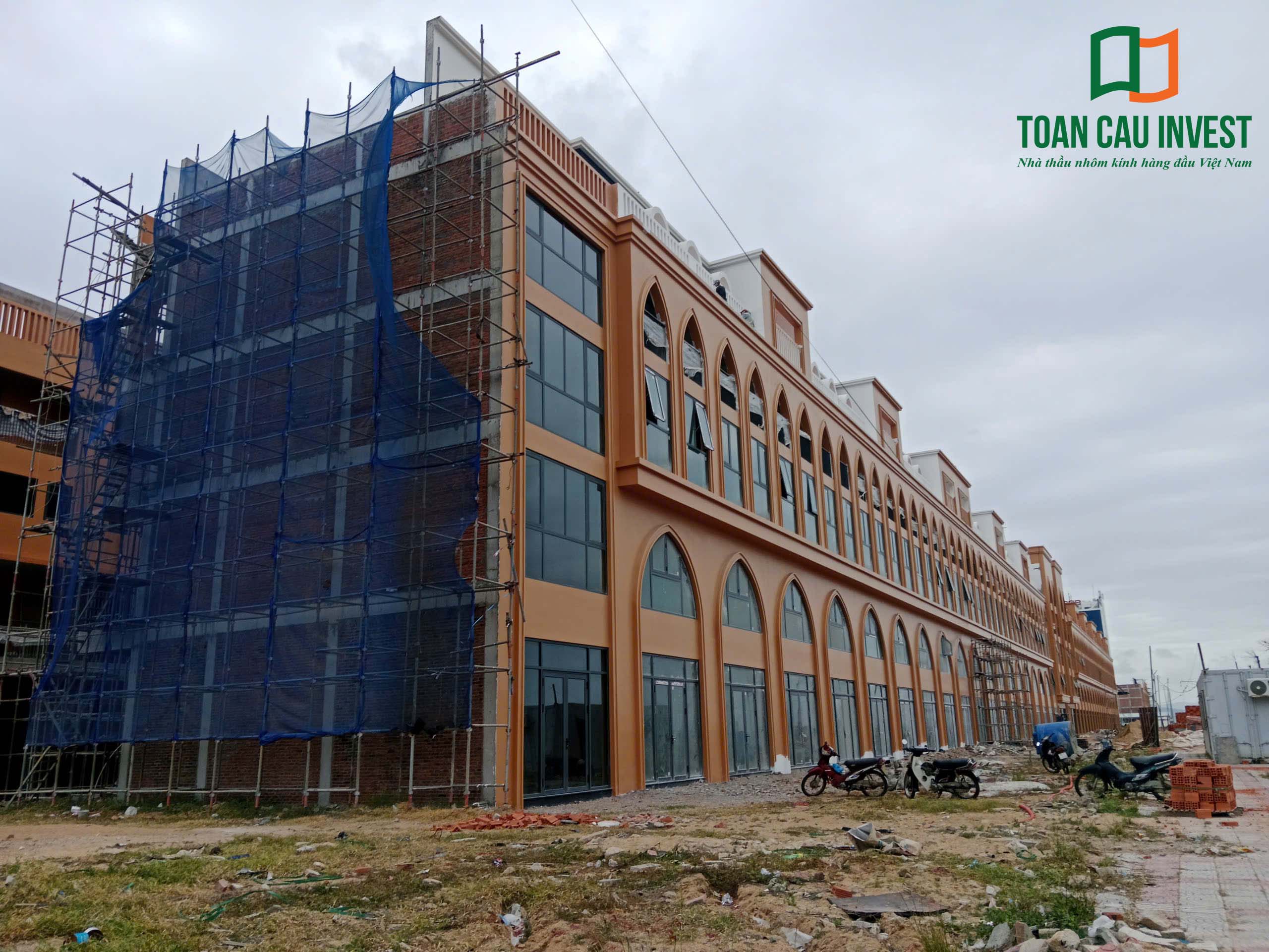 Hình ảnh nhôm kính thi công tại Lynn Times Riverside – khu vực đầu hồi công trình đang lắp đặt hệ cửa nhôm kính và giàn giáo thi công.