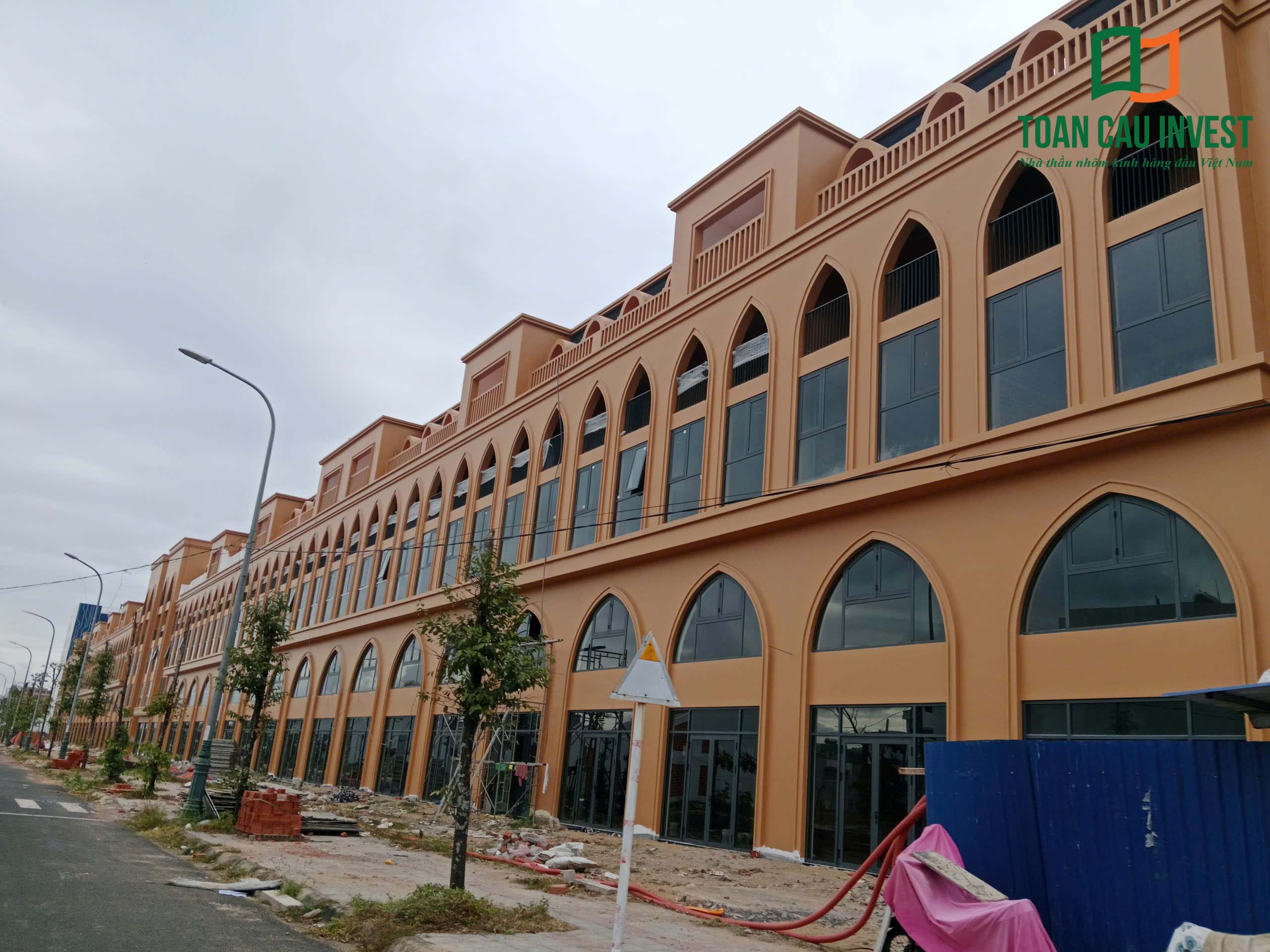 Hình ảnh nhôm kính thi công tại Lynn Times Riverside – mặt tiền nhôm kính đang được hoàn thiện trên dãy shophouse quy mô lớn.
