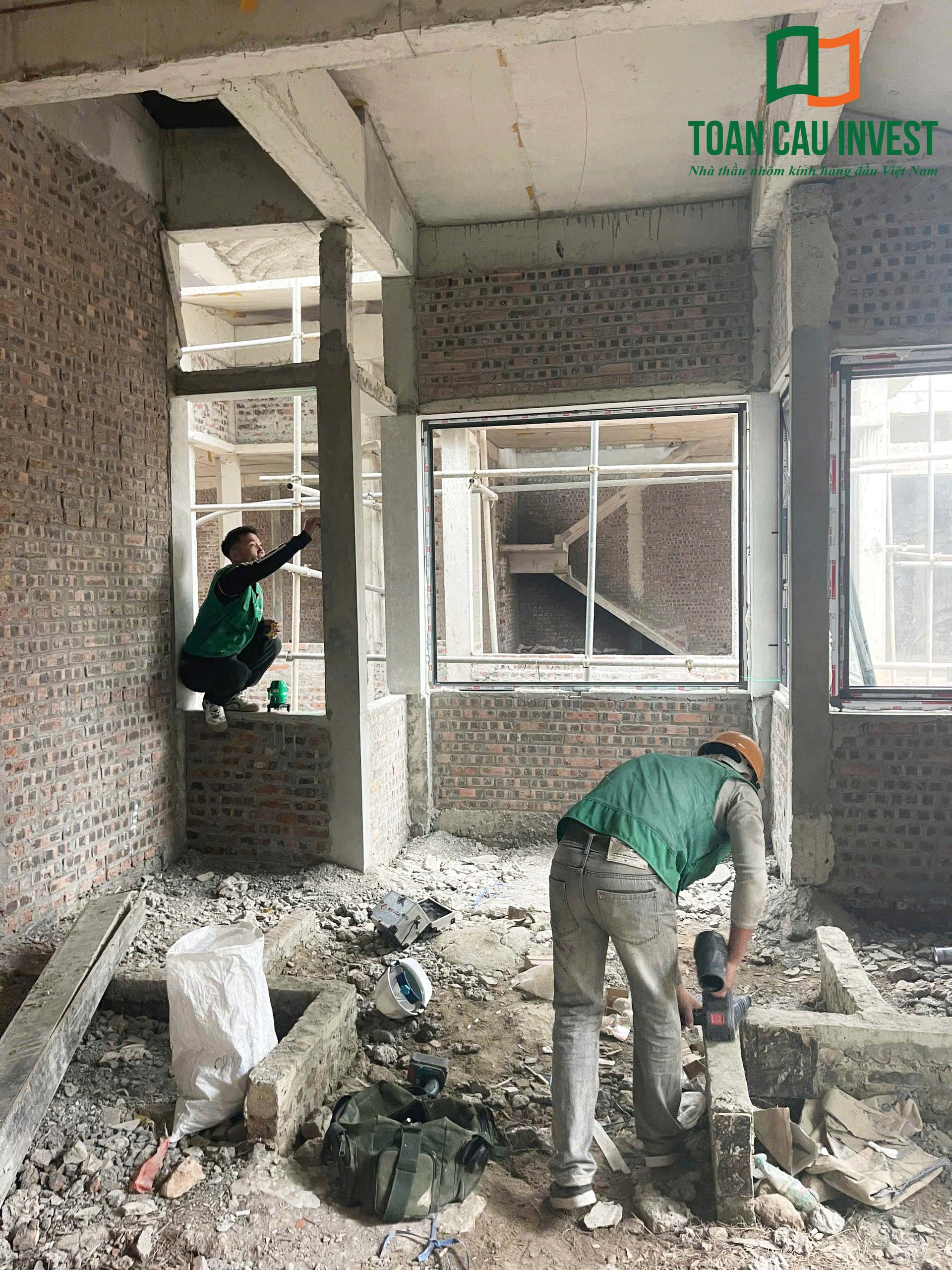 Hình ảnh nhôm kính thi công tại Wyndham Lynn Times - Thanh Thủy, Phú Thọ – kỹ sư Toàn Cầu Invest lắp đặt cửa nhôm kính trong khu biệt thự nghỉ dưỡng đang xây dựng