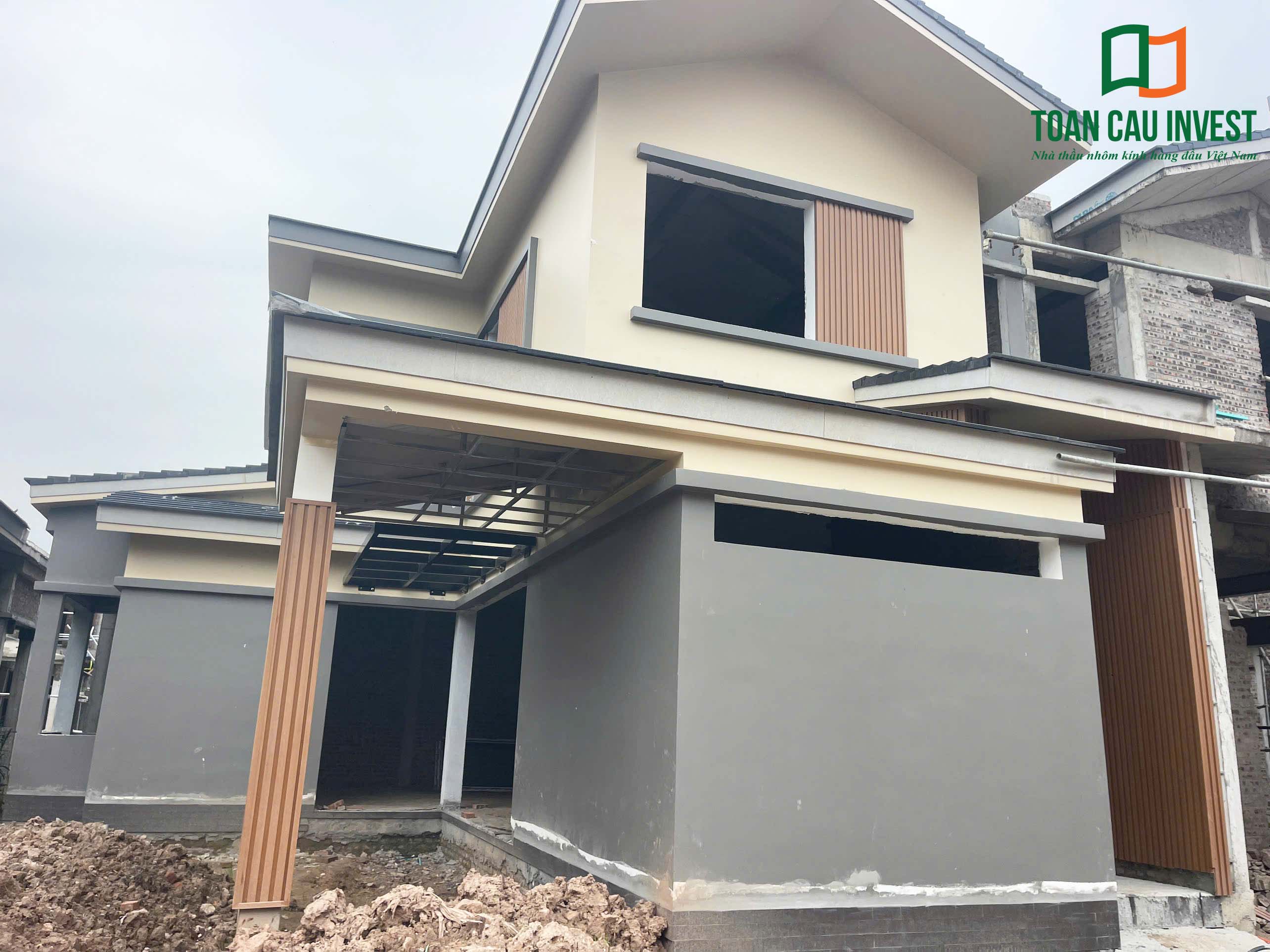 Hình ảnh nhôm kính thi công tại Wyndham Lynn Times - Thanh Thủy, Phú Thọ – kỹ thuật viên kiểm tra kích thước và vị trí khung cửa trước khi lắp đặt kính.