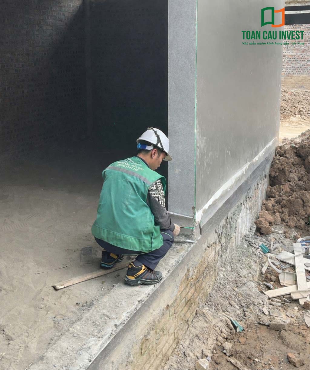 Hình ảnh nhôm kính thi công tại Wyndham Lynn Times - Thanh Thủy, Phú Thọ – kiểm tra khe hở và vị trí liên kết khung nhôm tại chân tường.