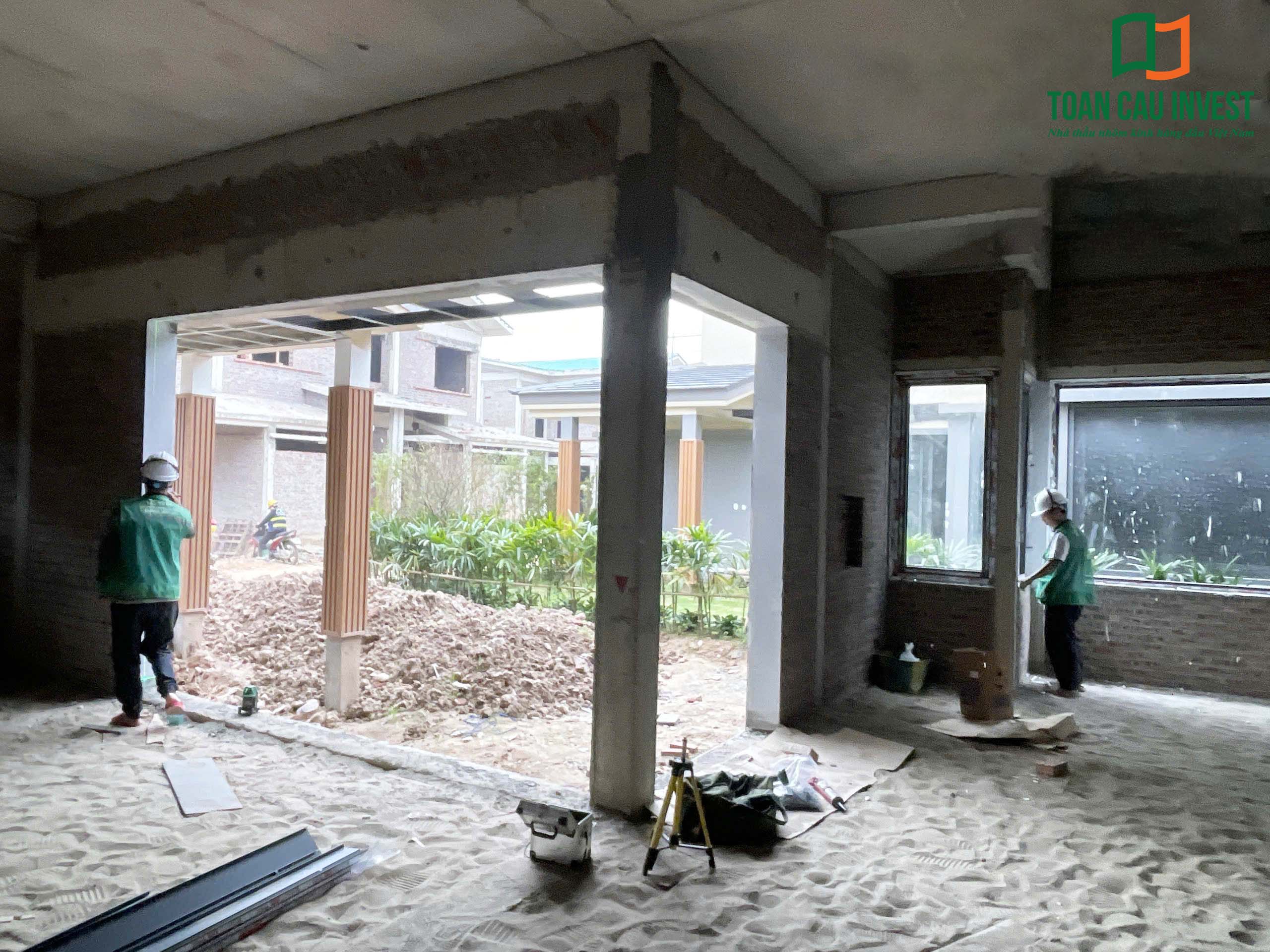 Hình ảnh nhôm kính thi công tại Wyndham Lynn Times - Thanh Thủy, Phú Thọ – không gian phòng khách biệt thự với hệ cửa nhôm kính lớn.