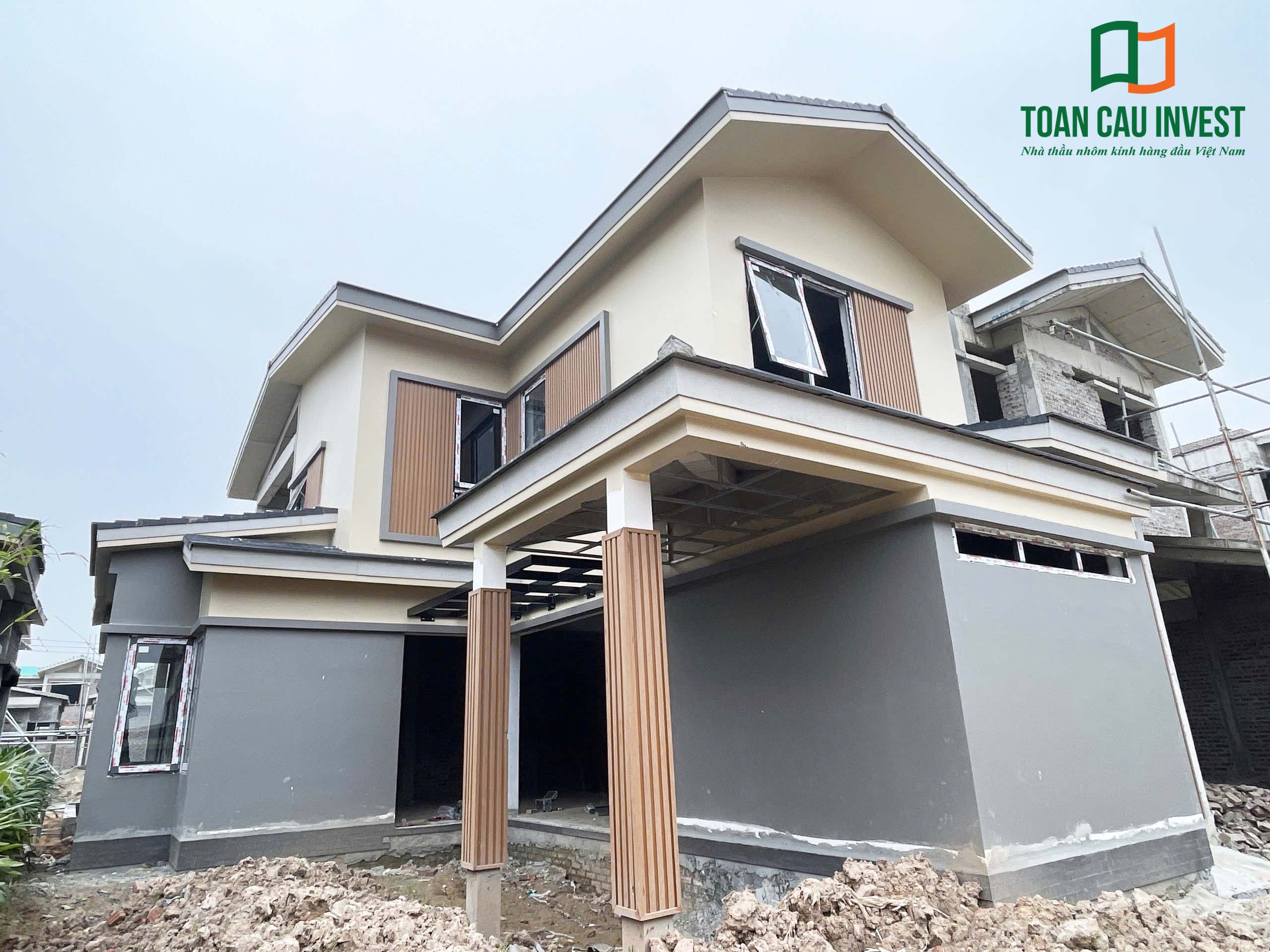 Hình ảnh nhôm kính thi công tại Wyndham Lynn Times - Thanh Thủy, Phú Thọ – các căn biệt thự đang thi công hoàn thiện phần kiến trúc.