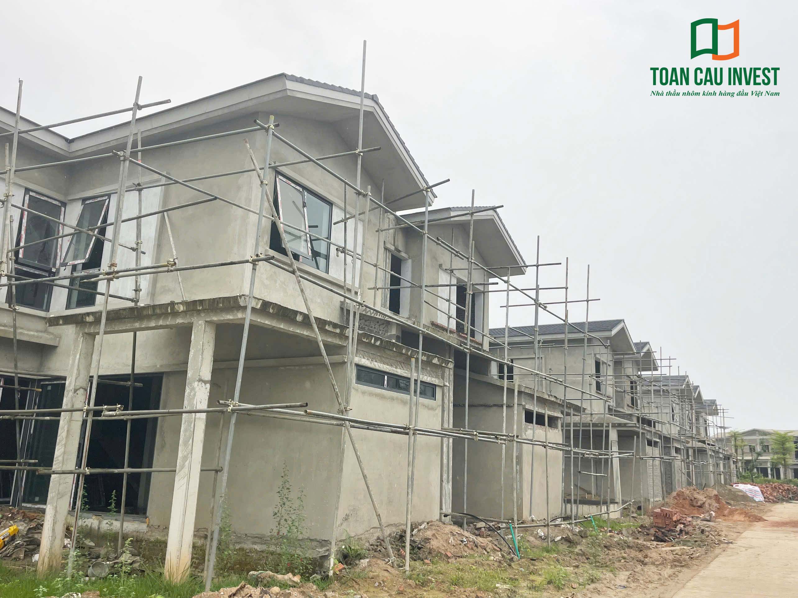 Hình ảnh nhôm kính thi công tại Wyndham Lynn Times - Thanh Thủy, Phú Thọ – dãy biệt thự đang lắp đặt hệ cửa và khung nhôm kính.