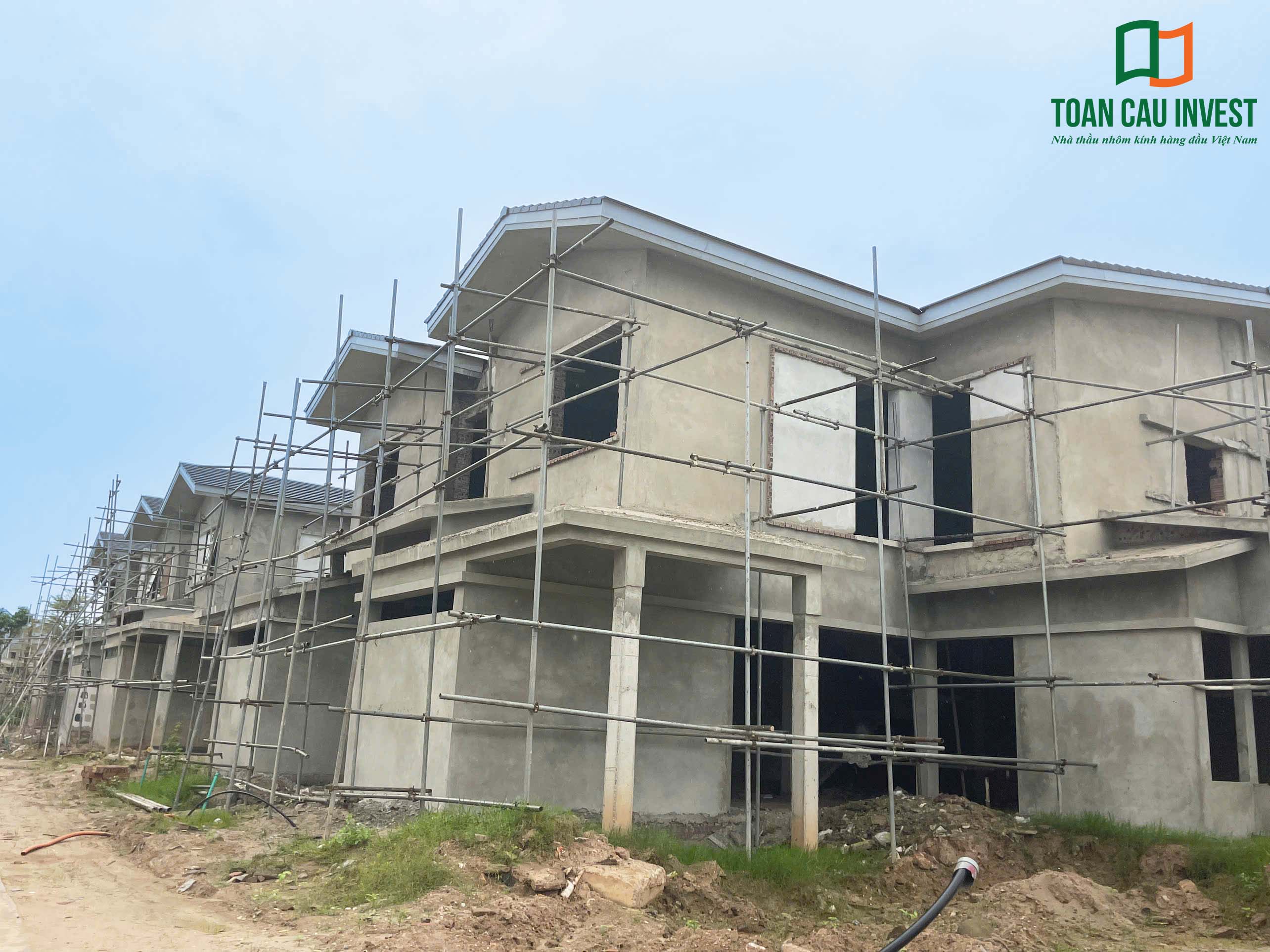 Hình ảnh nhôm kính thi công tại Wyndham Lynn Times - Thanh Thủy, Phú Thọ – khu biệt thự nghỉ dưỡng với hệ giàn giáo phục vụ thi công.