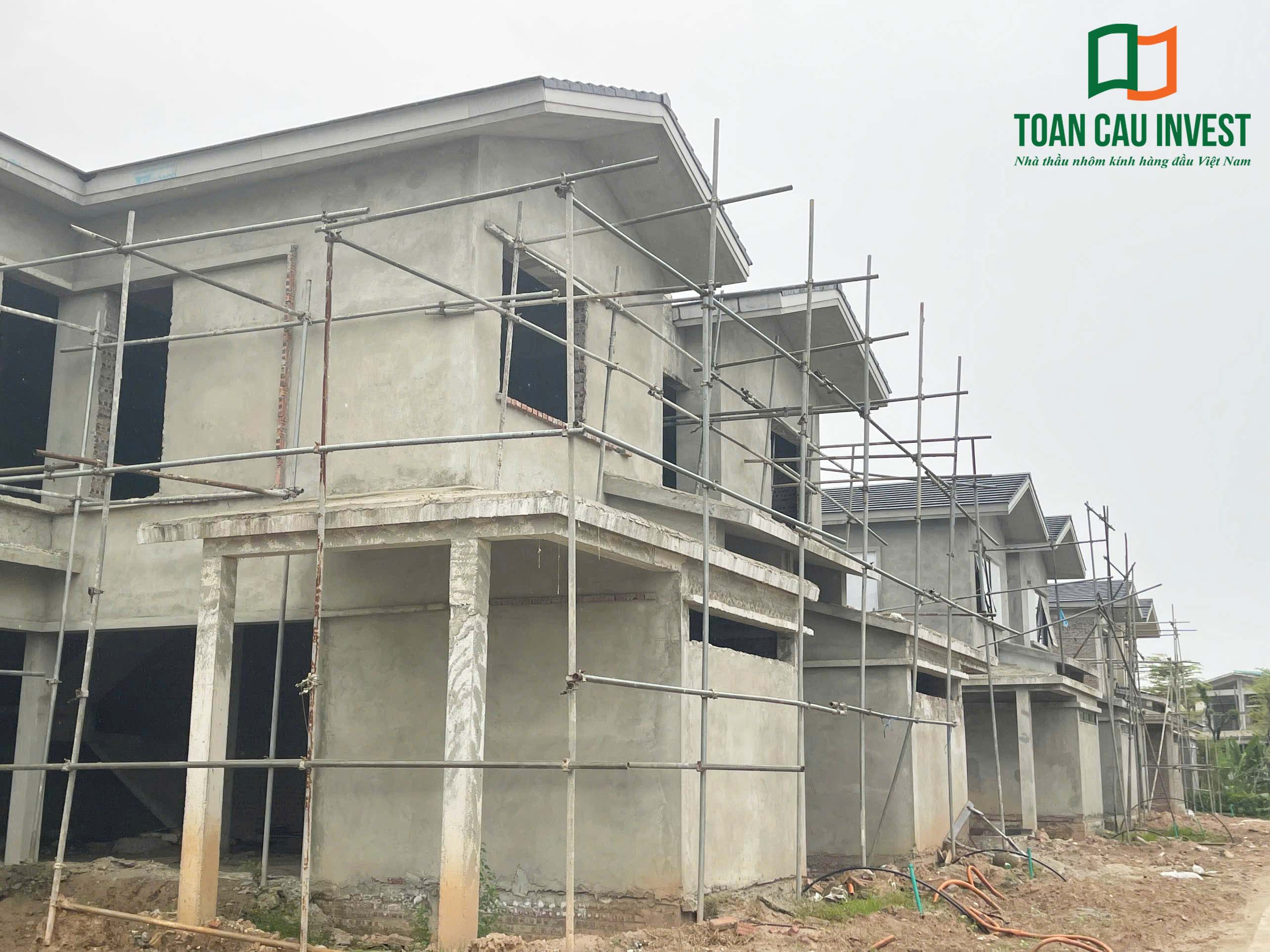 Hình ảnh nhôm kính thi công tại Wyndham Lynn Times - Thanh Thủy, Phú Thọ – khu nhà ở nghỉ dưỡng trong quá trình hoàn thiện mặt ngoài.