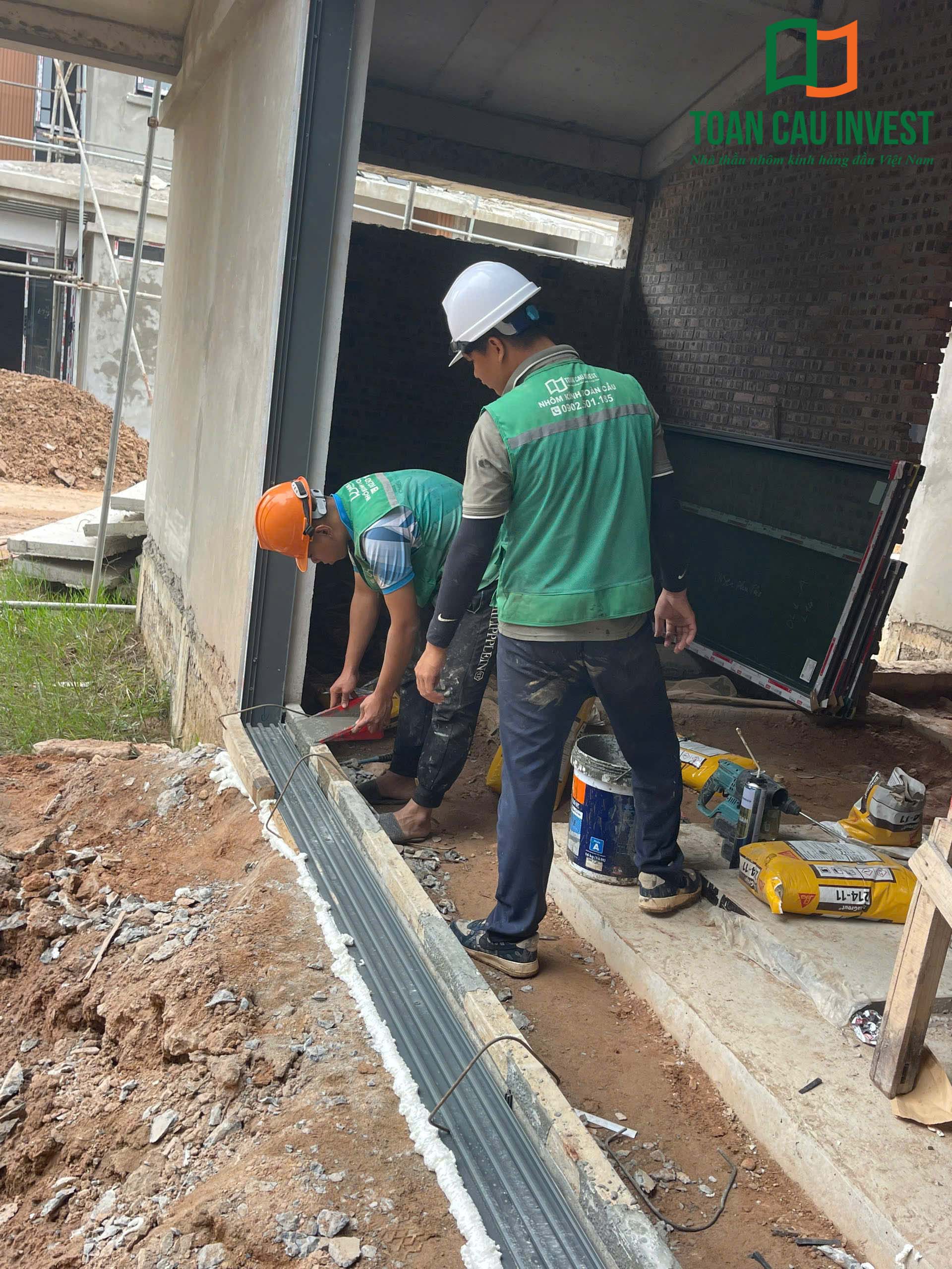 Hình ảnh nhôm kính thi công tại Wyndham Lynn Times - Thanh Thủy, Phú Thọ – công nhân lắp đặt khung nhôm kính và chuẩn bị vật liệu tại công trường.
