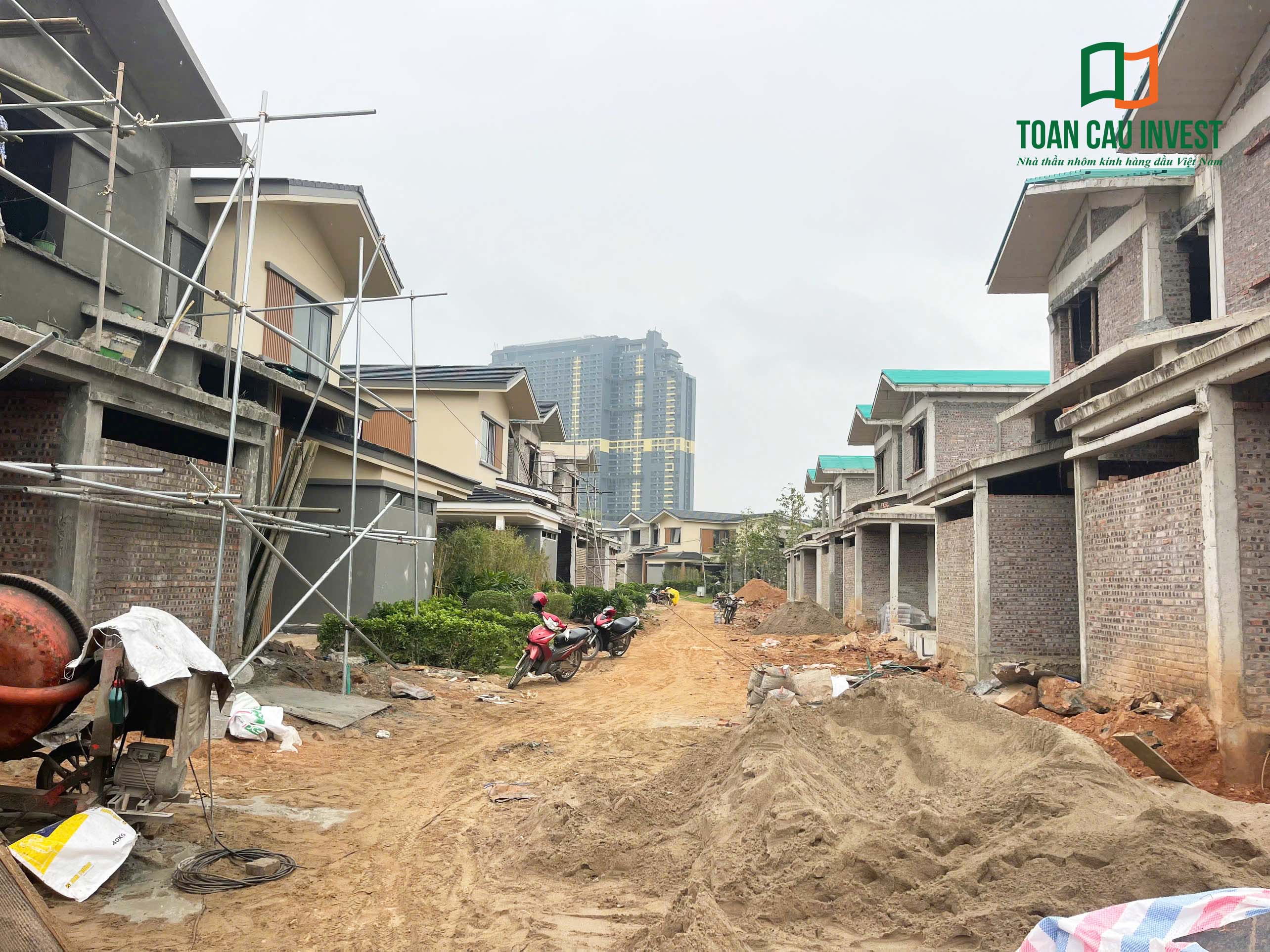 Hình ảnh nhôm kính thi công tại Wyndham Lynn Times - Thanh Thủy, Phú Thọ – toàn cảnh khu biệt thự nghỉ dưỡng đang trong giai đoạn thi công đồng bộ.