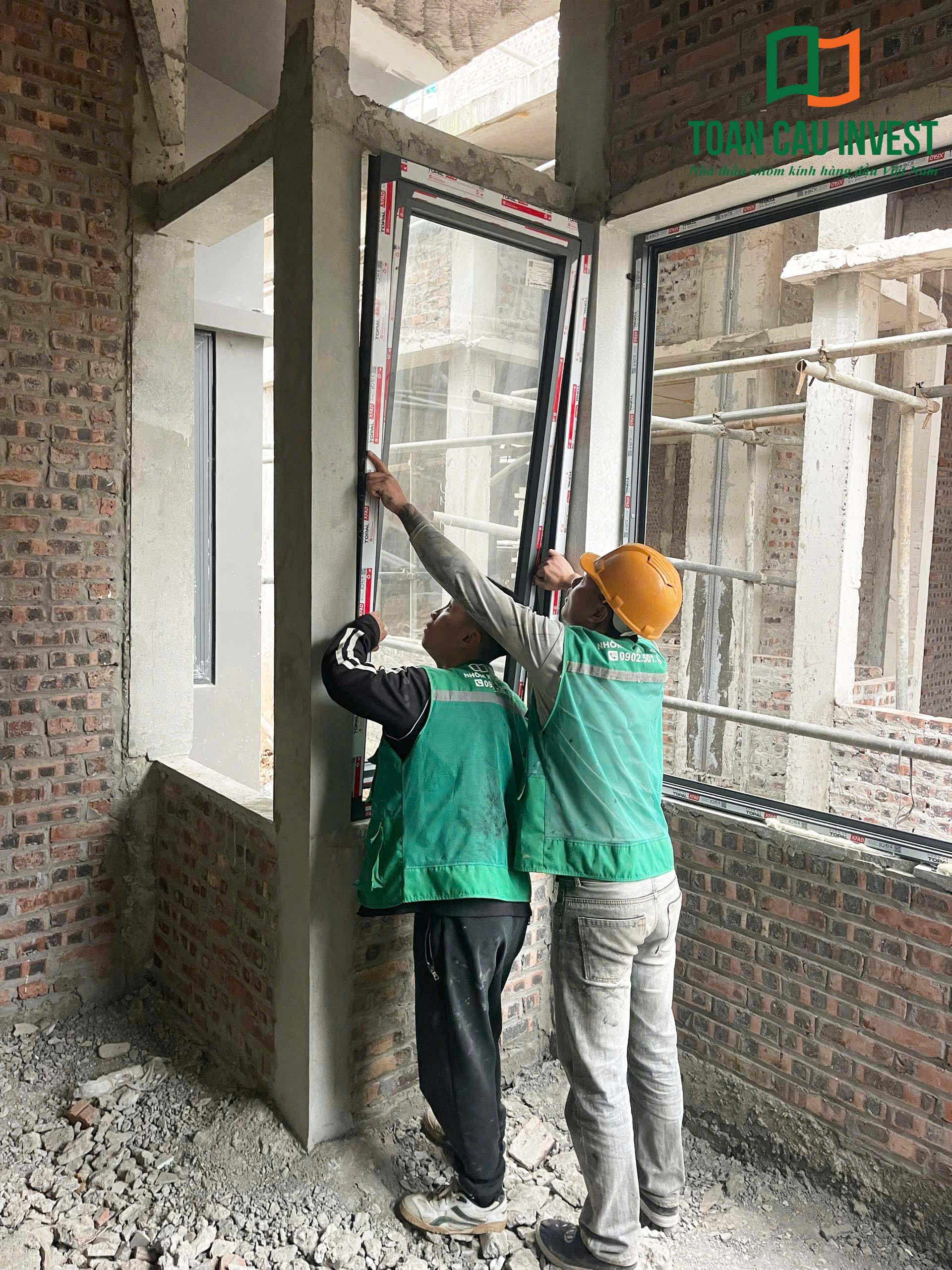 Hình ảnh nhôm kính thi công tại Wyndham Lynn Times - Thanh Thủy, Phú Thọ – đội ngũ kỹ thuật lắp đặt khung cửa nhôm kính tại công trình biệt thự.