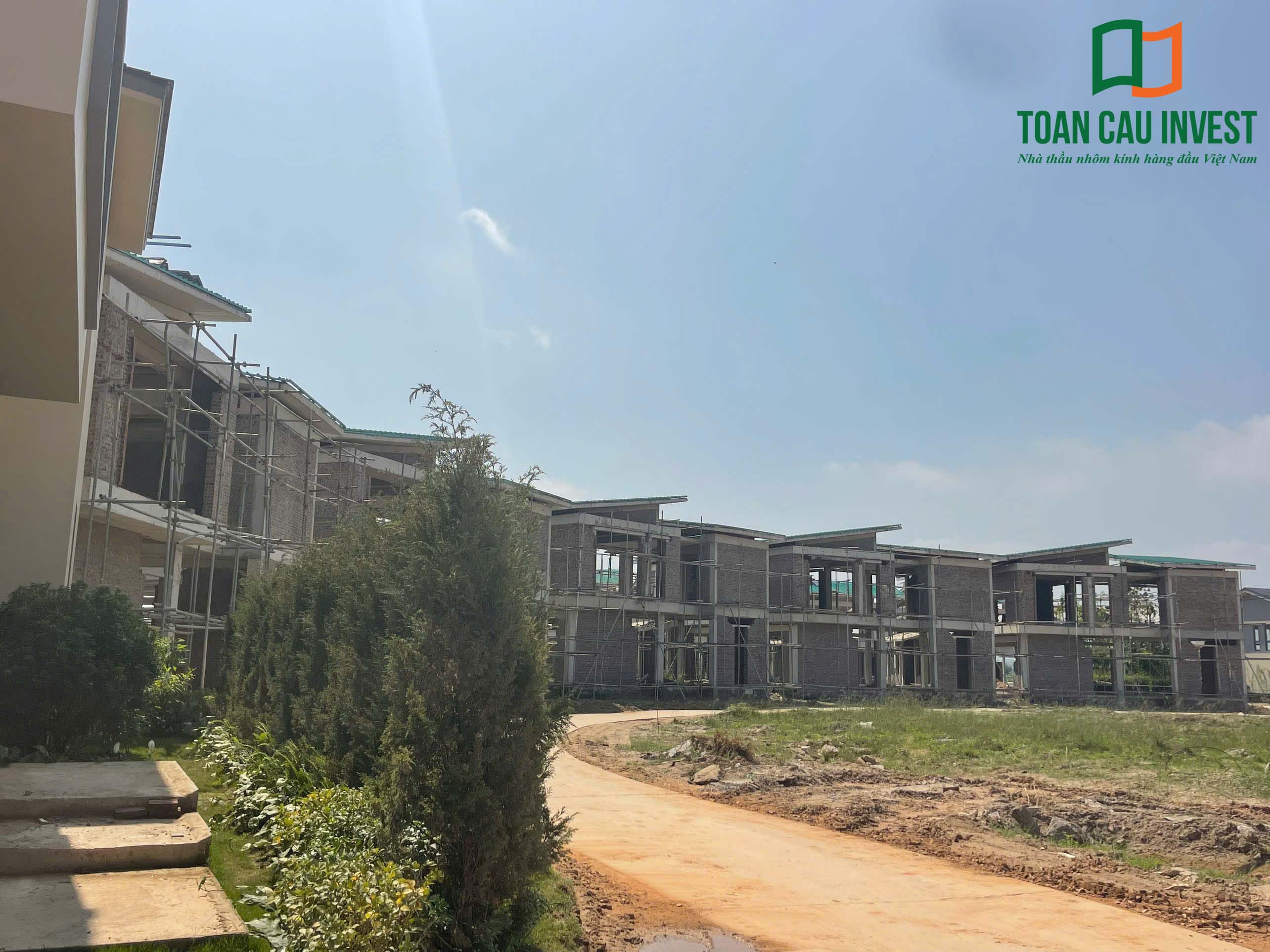 Hình ảnh nhôm kính thi công tại Wyndham Lynn Times - Thanh Thủy, Phú Thọ – khu nhà biệt thự đang hoàn thiện phần thô và chuẩn bị lắp hệ cửa nhôm kính.