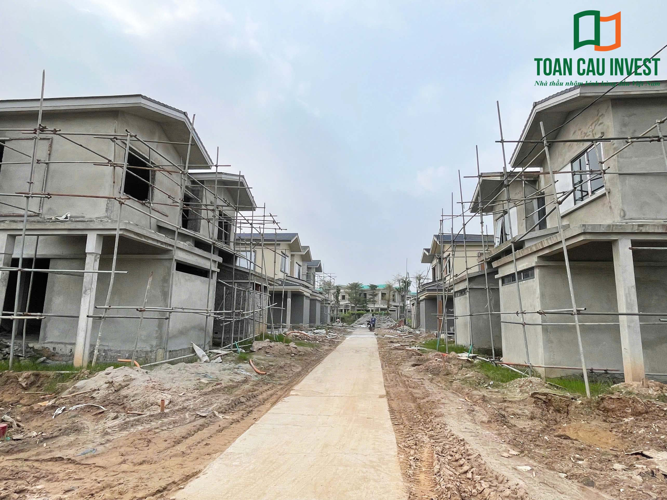 Hình ảnh nhôm kính thi công tại Wyndham Lynn Times - Thanh Thủy, Phú Thọ – tuyến đường nội khu với các căn biệt thự đang trong giai đoạn hoàn thiện.