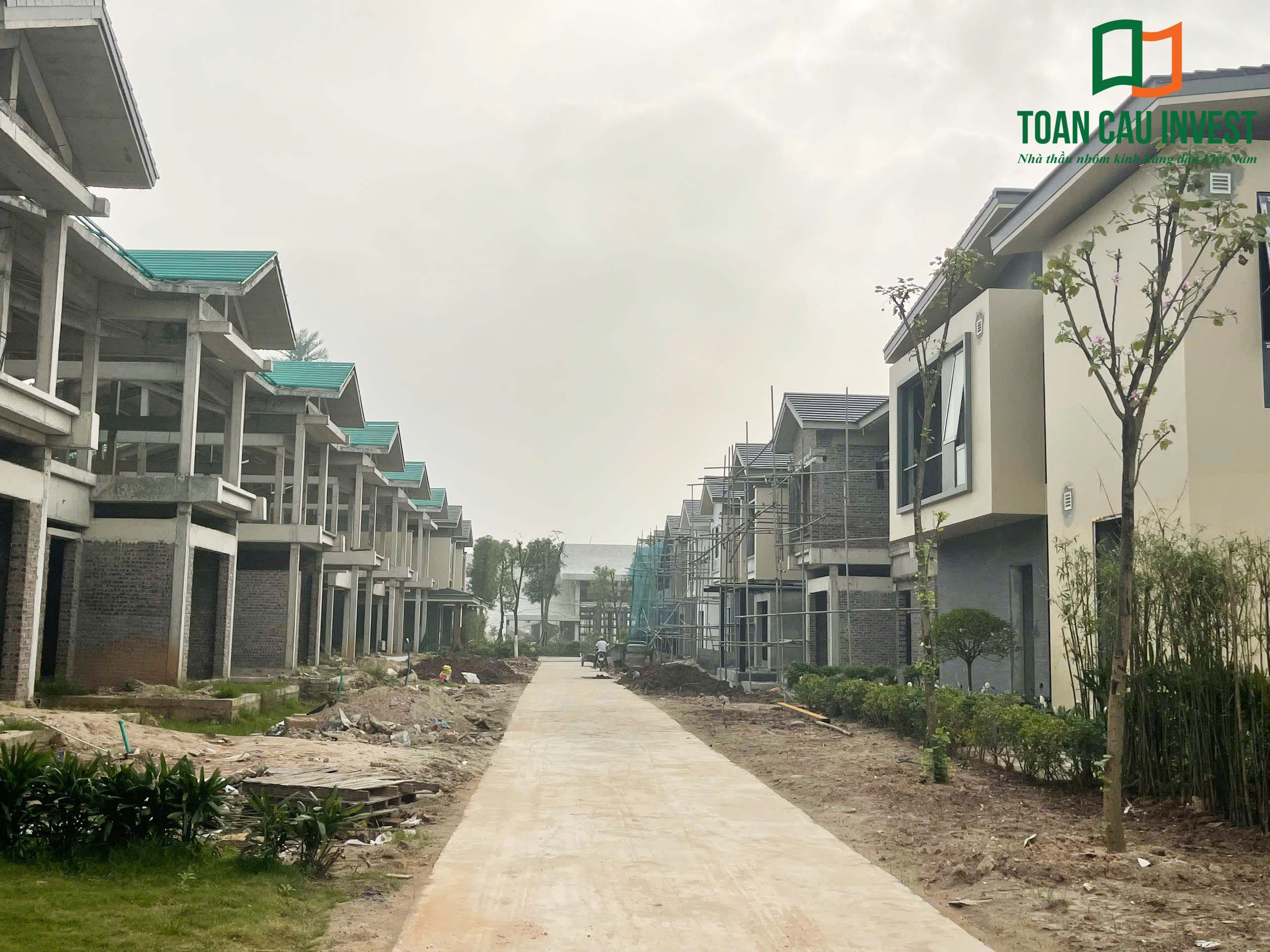 Hình ảnh nhôm kính thi công tại Wyndham Lynn Times - Thanh Thủy, Phú Thọ – kỹ sư Toàn Cầu Invest kiểm tra và lắp đặt hệ cửa nhôm kính trượt.