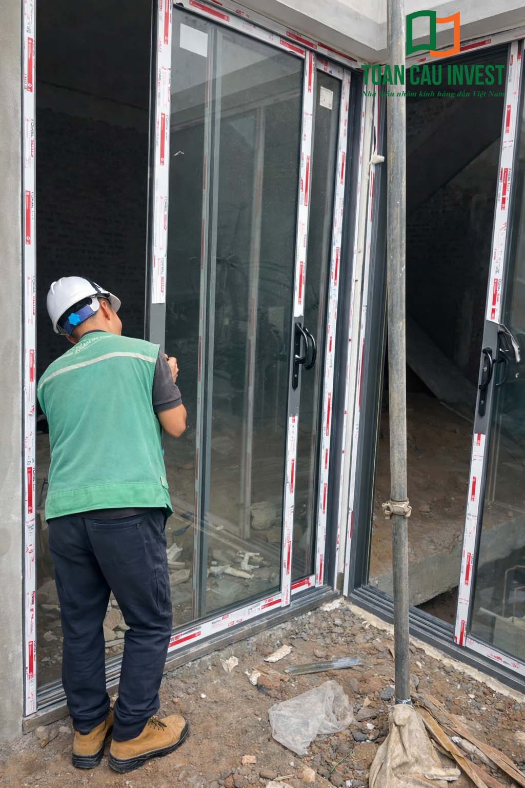 Hình ảnh nhôm kính thi công tại Wyndham Lynn Times - Thanh Thủy, Phú Thọ – công nhân vận chuyển khung nhôm kính phục vụ lắp đặt tại công trình.