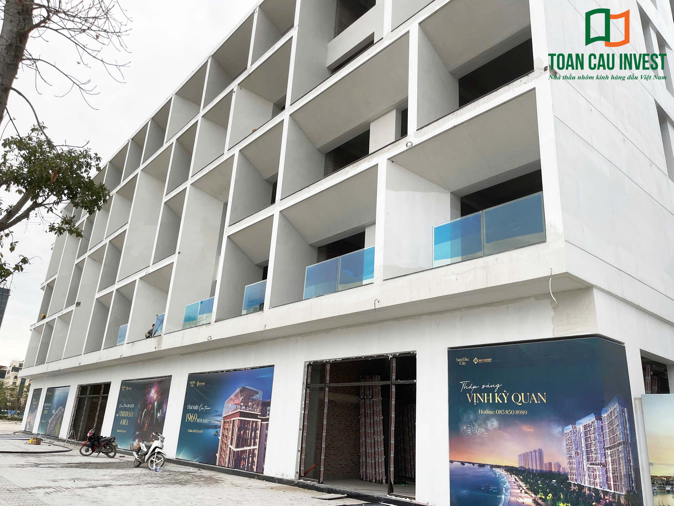 Hình ảnh nhôm kính thi công tại Sun Marina - Hạ Long, toàn cảnh mặt đứng tòa nhà với các ô chờ chuẩn bị lắp đặt hệ cửa và lan can kính.