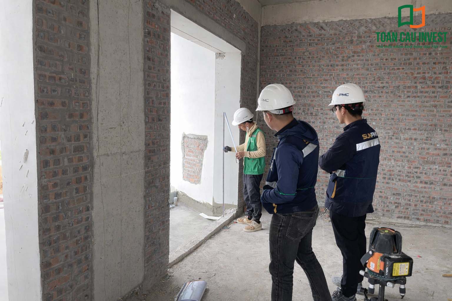 Hình ảnh nhôm kính thi công tại Sun Marina - Hạ Long, kỹ sư kiểm tra kích thước ô cửa và điều kiện thi công để đảm bảo tiêu chuẩn kỹ thuật.