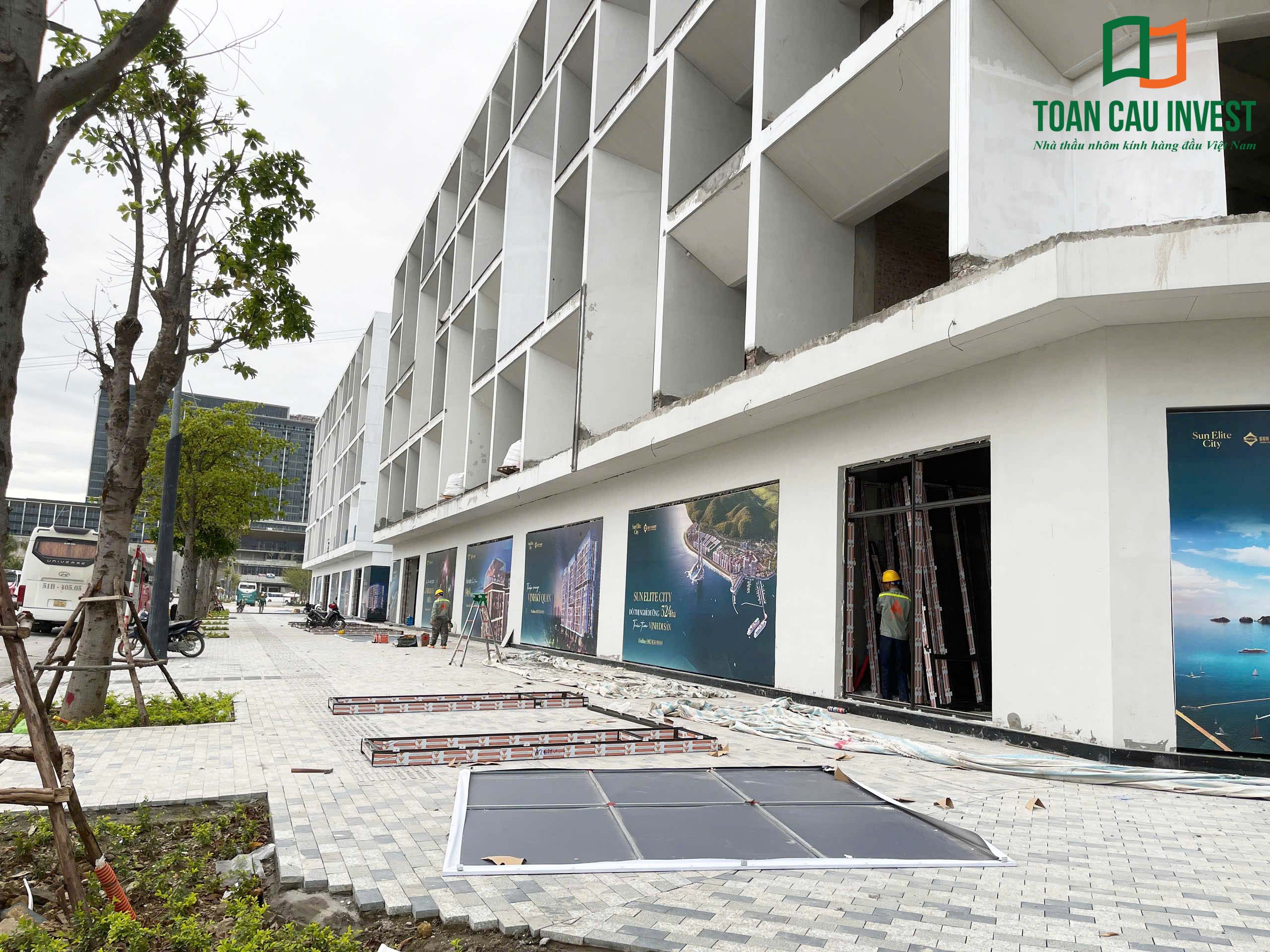 Hình ảnh nhôm kính thi công tại Sun Marina - Hạ Long, mặt ngoài công trình đang trong giai đoạn hoàn thiện hệ cửa nhôm kính tầng thương mại