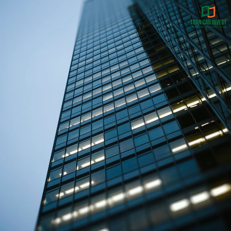 Tòa nhà kính với hệ facade hiện đại nhưng có nguy cơ xuất hiện lỗi thi công nhôm kính thường gặp như lệch khung và keo silicone không đồng đều.