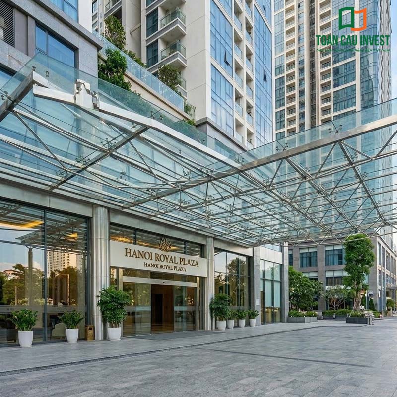 Mái kính cường lực khổ lớn dạng phẳng với hệ khung giằng thép, phù hợp trung tâm thương mại và tòa nhà cao tầng, đảm bảo an toàn và độ bền.