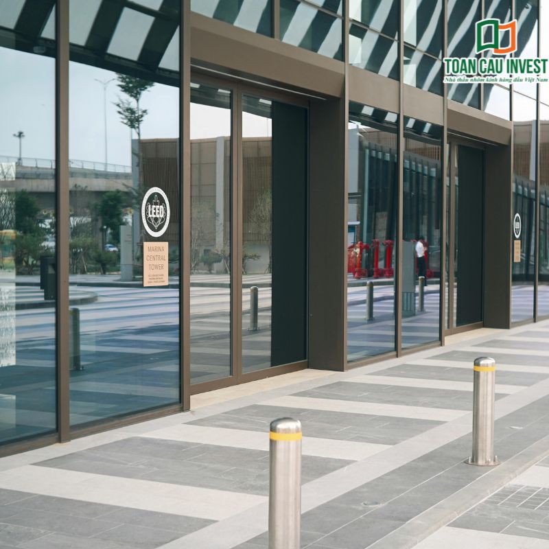 Hệ mặt dựng kính cường lực khu vực lối vào trung tâm thương mại đảm bảo độ bền, tính an toàn và khả năng cách nhiệt hiệu quả