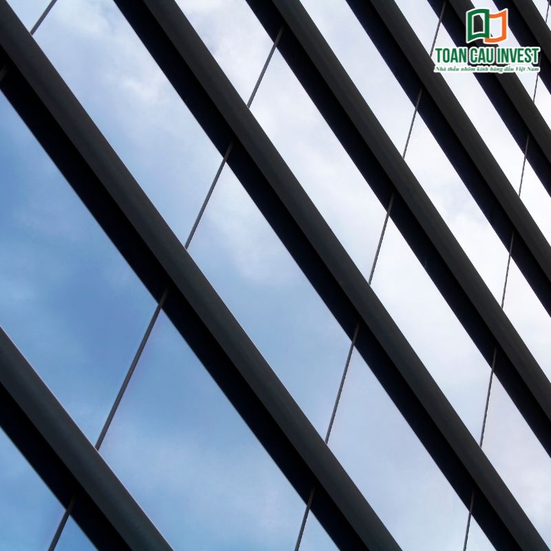 Hệ lam nhôm mặt dựng giúp giảm bức xạ nhiệt, tăng hiệu quả cách nhiệt cho công trình trung tâm thương mại.