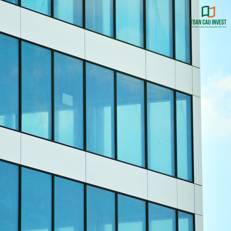 Phương án mặt dựng tối ưu chi phí cho tòa nhà văn phòng với hệ vách kính nhôm module đồng bộ, giúp giảm chi phí thi công và tăng hiệu quả kiến trúc.