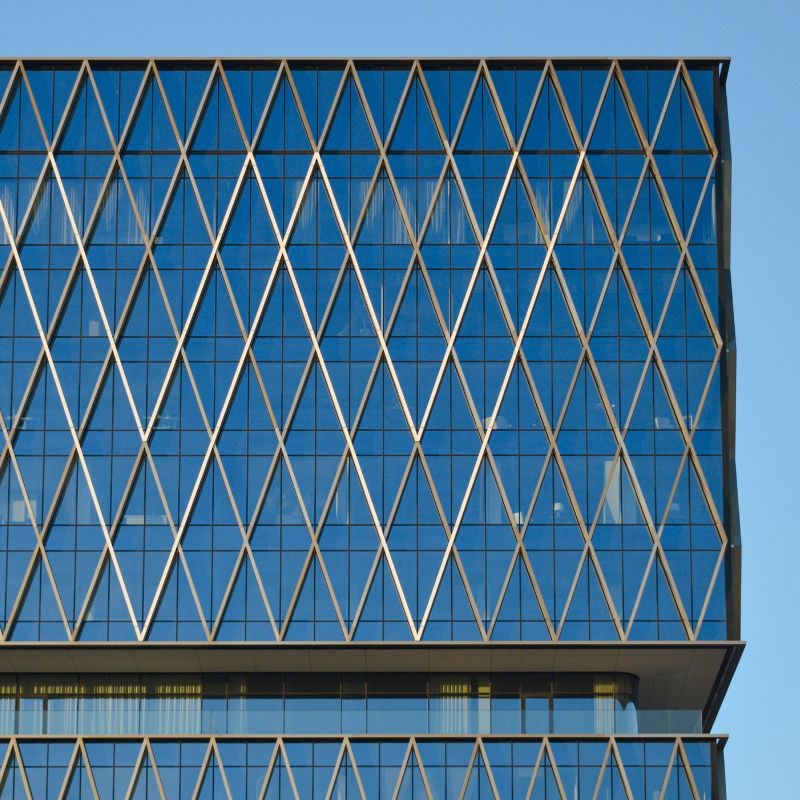 Thiết kế facade kính với khung nhôm trang trí hình học, giải pháp phương án mặt dựng tối ưu chi phí cho công trình thương mại.