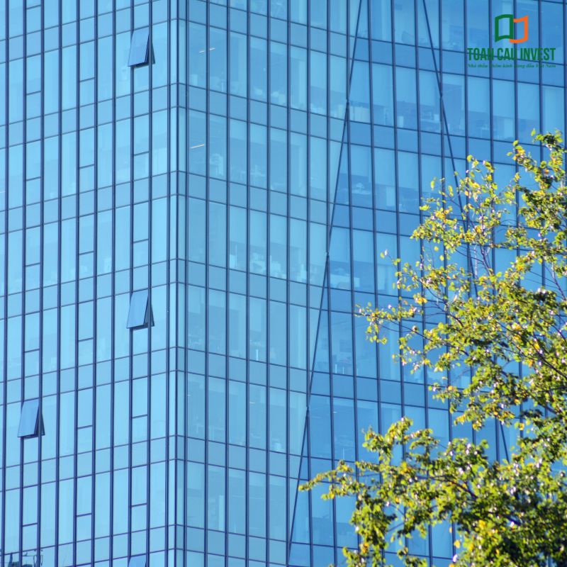 Facade kính nhôm cao tầng với hệ kết cấu kỹ thuật chính xác, minh họa phương án mặt dựng tối ưu chi phí cho công trình quy mô lớn.