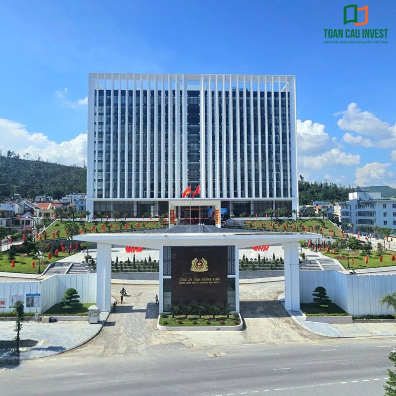 Ứng dụng phương án mặt dựng tối ưu chi phí cho công trình hành chính với hệ lam nhôm và vách kính đứng, đảm bảo độ bền, tiết kiệm vận hành và chi phí bảo trì dài hạn