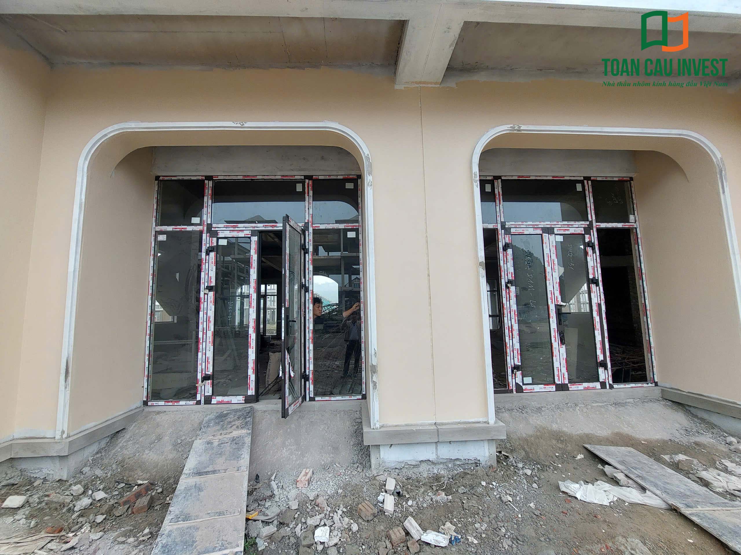 Hình ảnh nhôm kính thi công tại Trung Minh A ghi lại công đoạn hoàn thiện và kiểm tra hệ cửa nhôm kính mặt ngoài công trình.