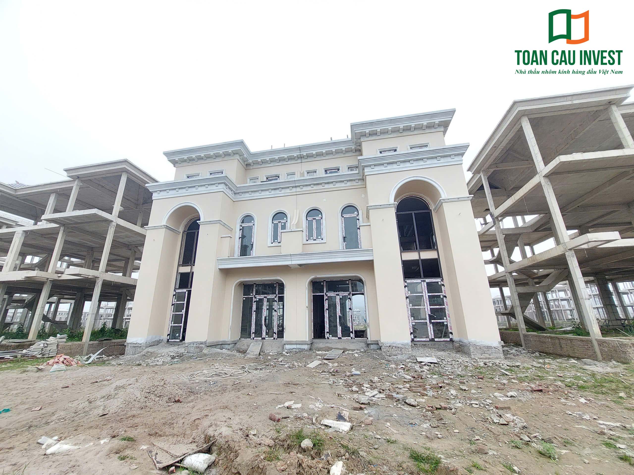 Hình ảnh nhôm kính thi công tại Trung Minh A với đội thi công đang lắp đặt và điều chỉnh hệ khung cửa nhôm kính.