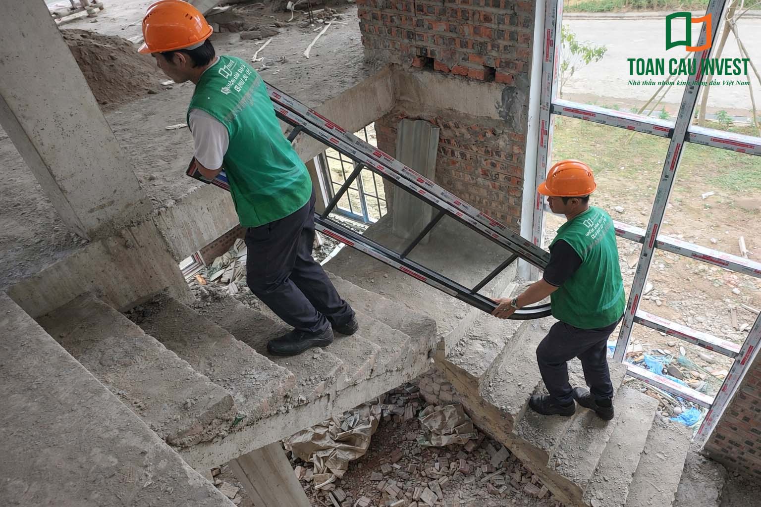 Hình ảnh nhôm kính thi công tại Trung Minh A ghi lại công tác căn chỉnh, hoàn thiện kính tại ô cửa đứng của công trình