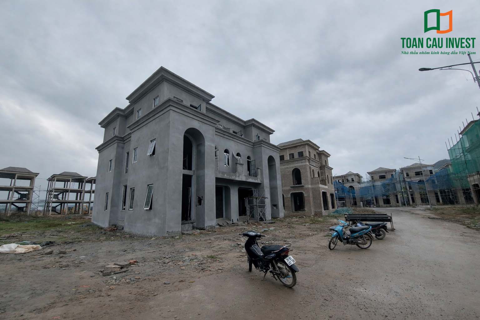 Hình ảnh nhôm kính thi công tại Trung Minh A với các căn biệt thự đang trong giai đoạn hoàn thiện, Toàn Cầu Invest triển khai lắp đặt hệ cửa nhôm kính cho toàn khu