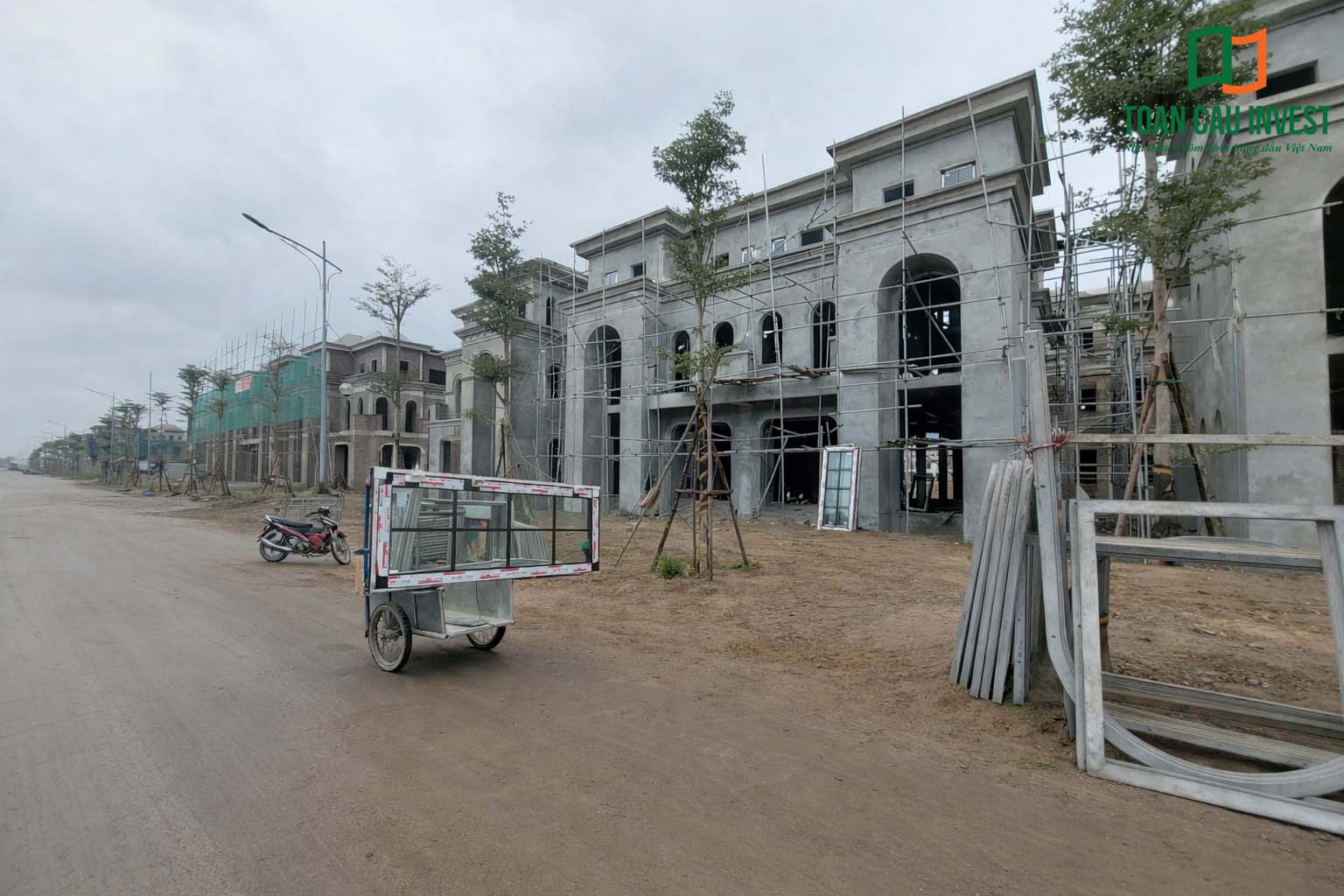 Hình ảnh nhôm kính thi công tại Trung Minh A thể hiện quá trình thi công đồng loạt cửa nhôm kính tại khu nhà phố trong dự án.
