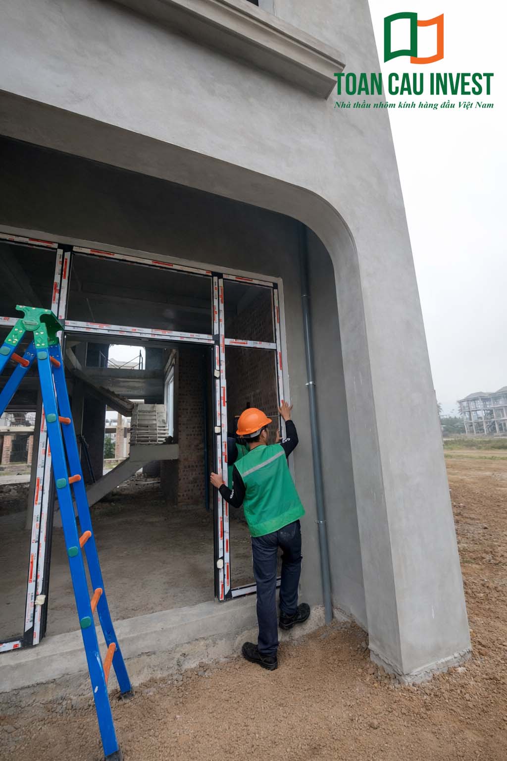 Hình ảnh nhôm kính thi công tại Trung Minh A với kỹ thuật viên đang căn chỉnh khung cửa nhôm kính nhằm đảm bảo độ chính xác khi lắp đặt.