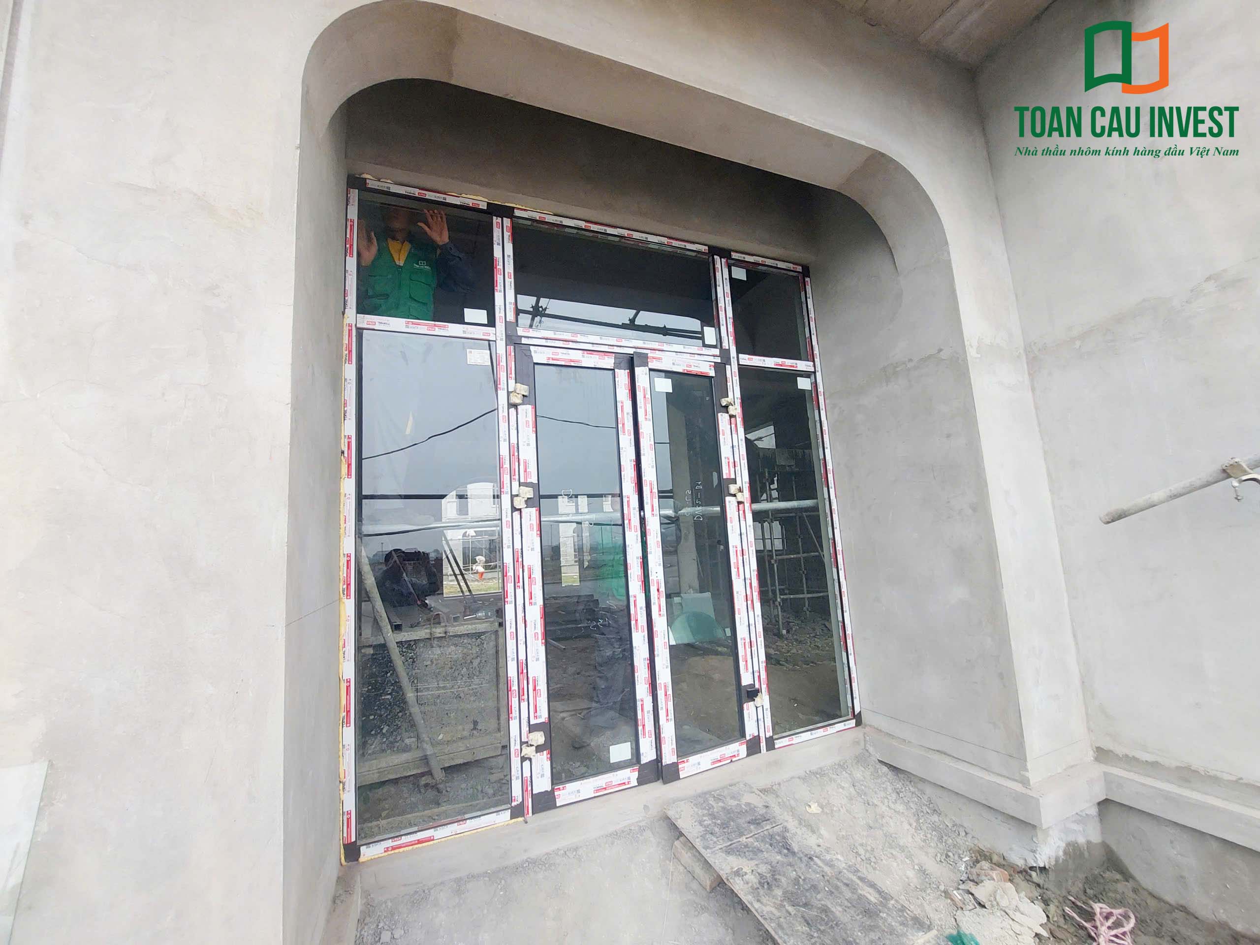 : Hình ảnh nhôm kính thi công tại Trung Minh A cho thấy hệ cửa nhôm kính khung đen được lắp đặt tại mặt tiền biệt thự.