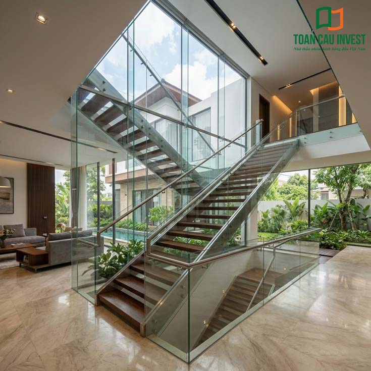 Vách kính cầu thang biệt thự với hệ khung kính lớn, thiết kế thông tầng sang trọng, kết nối không gian trong và ngoài.