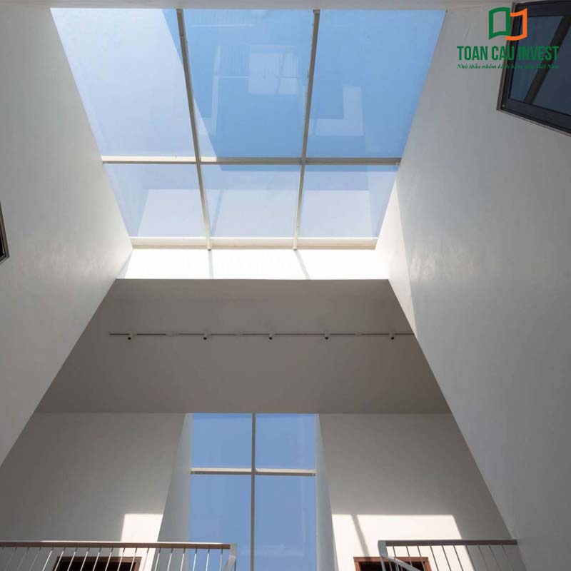 Giếng trời sử dụng vách kính lấy sáng giúp ánh sáng tự nhiên lan tỏa đều trong không gian, tạo môi trường sống thoải mái và tiết kiệm năng lượng.