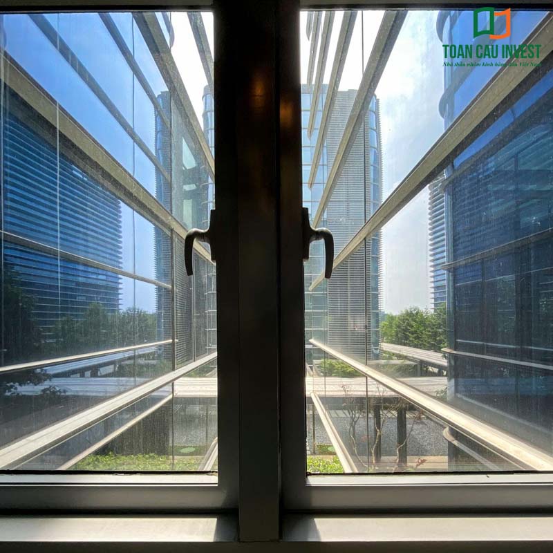 Hệ cửa và vách kính lấy sáng cho văn phòng hiện đại, tăng khả năng lấy sáng tự nhiên và tạo không gian làm việc mở, chuyên nghiệp.