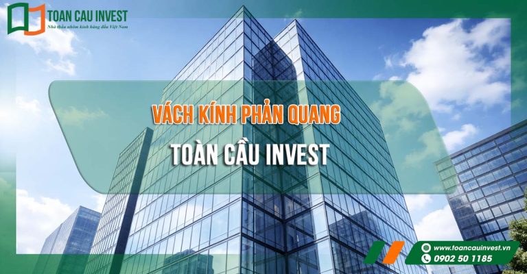 Vách kính phản quang tòa nhà văn phòng hiện đại với thiết kế curtain wall, phản chiếu bầu trời xanh tạo hiệu ứng sang trọng và chuyên nghiệp.