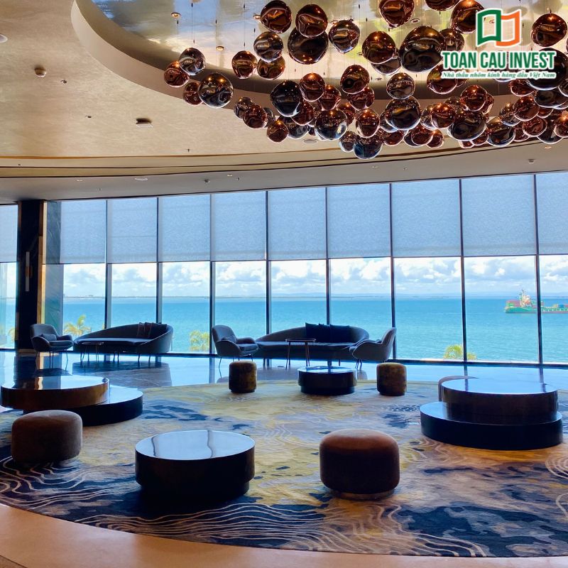 Vách kính sảnh panorama mang lại tầm nhìn rộng, tận dụng tối đa cảnh quan tự nhiên và nâng tầm giá trị công trình