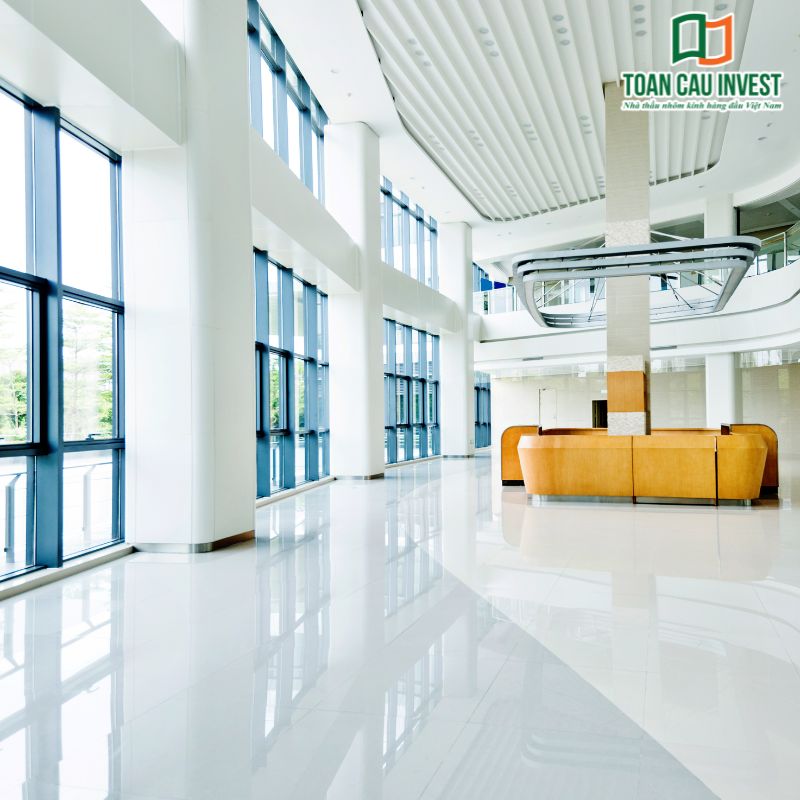 Vách kính sảnh giúp tạo không gian sáng, hiện đại, phù hợp với các công trình văn phòng và thương mại.